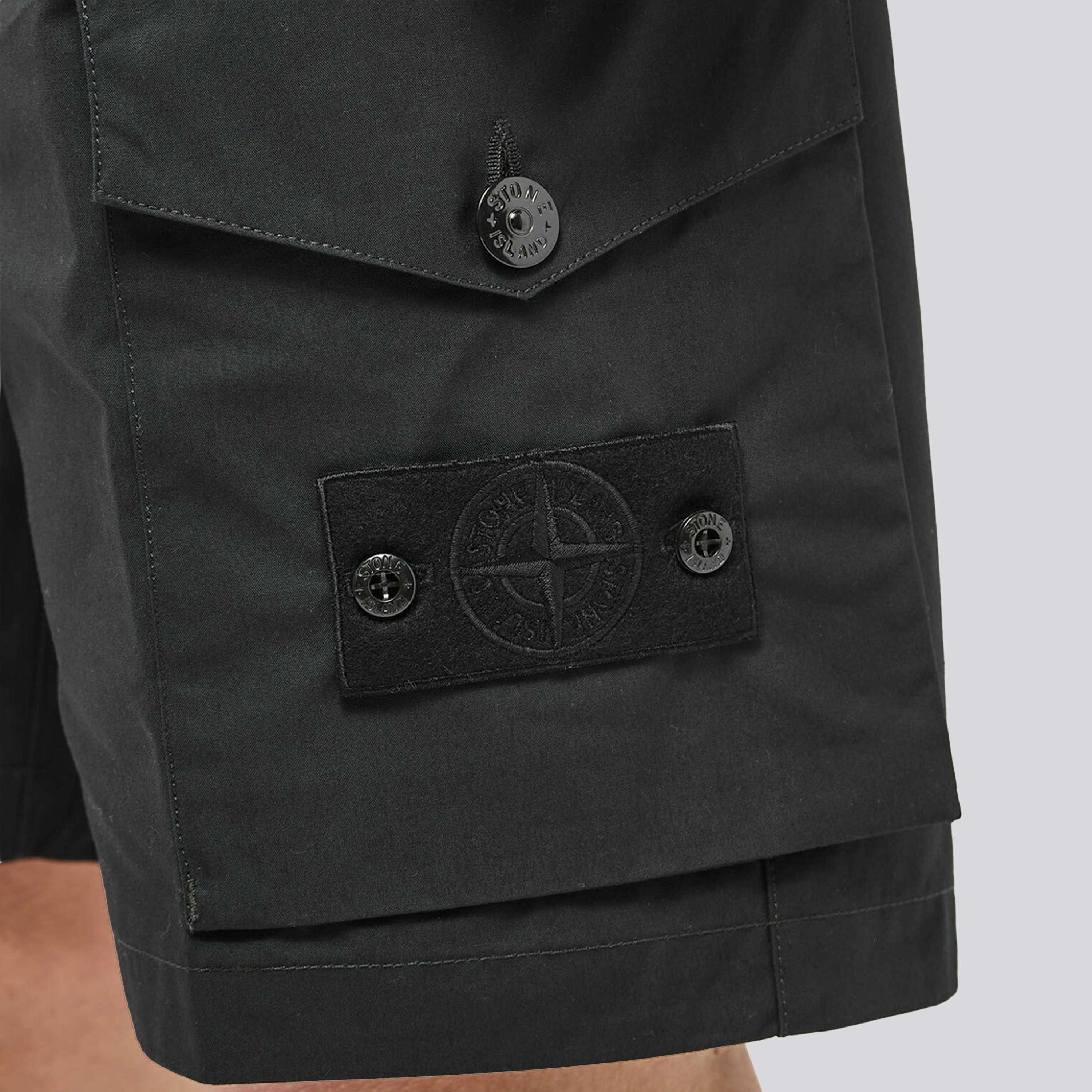 Short Negro Stone Island Tag