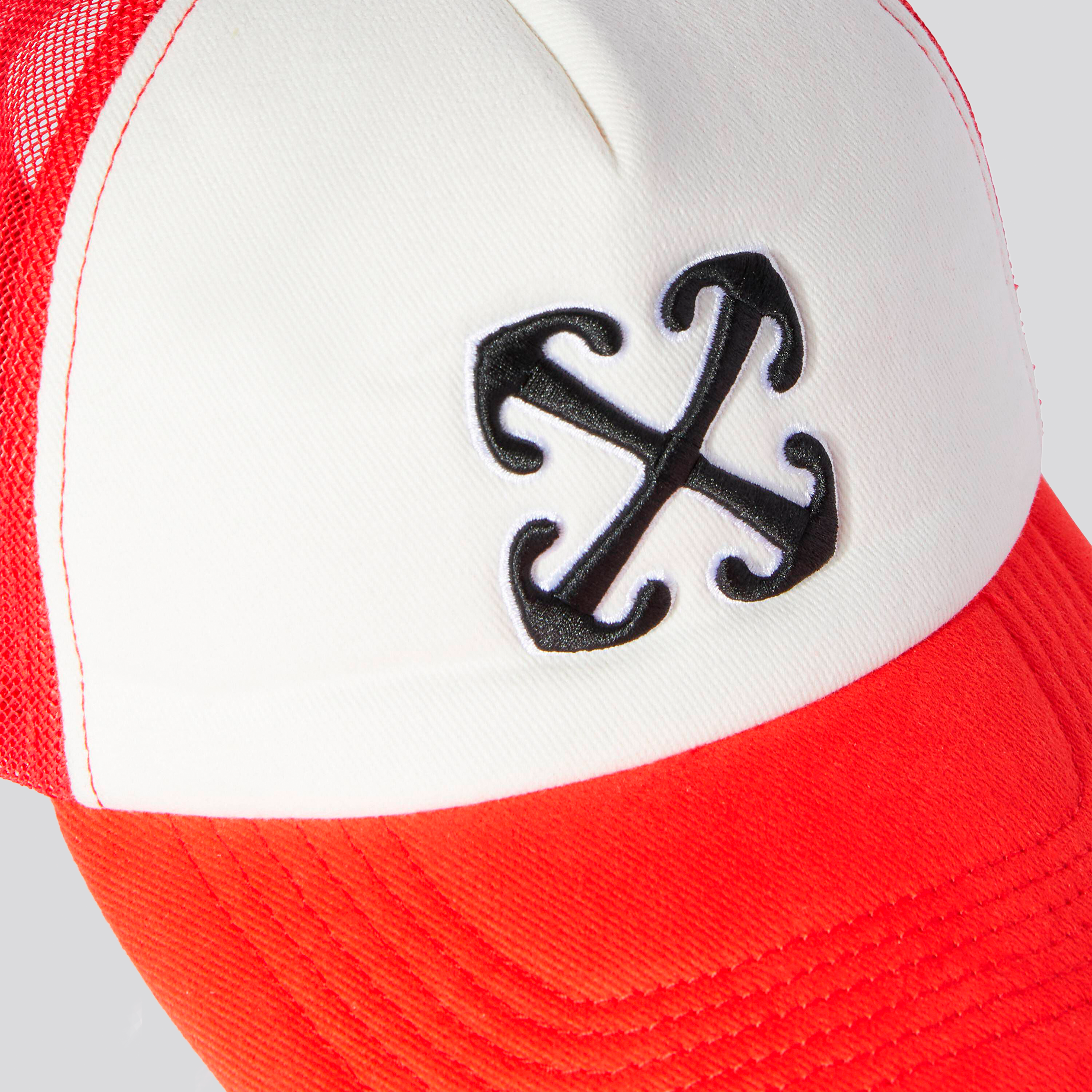Gorra Roja Off-White Arrow Trucker