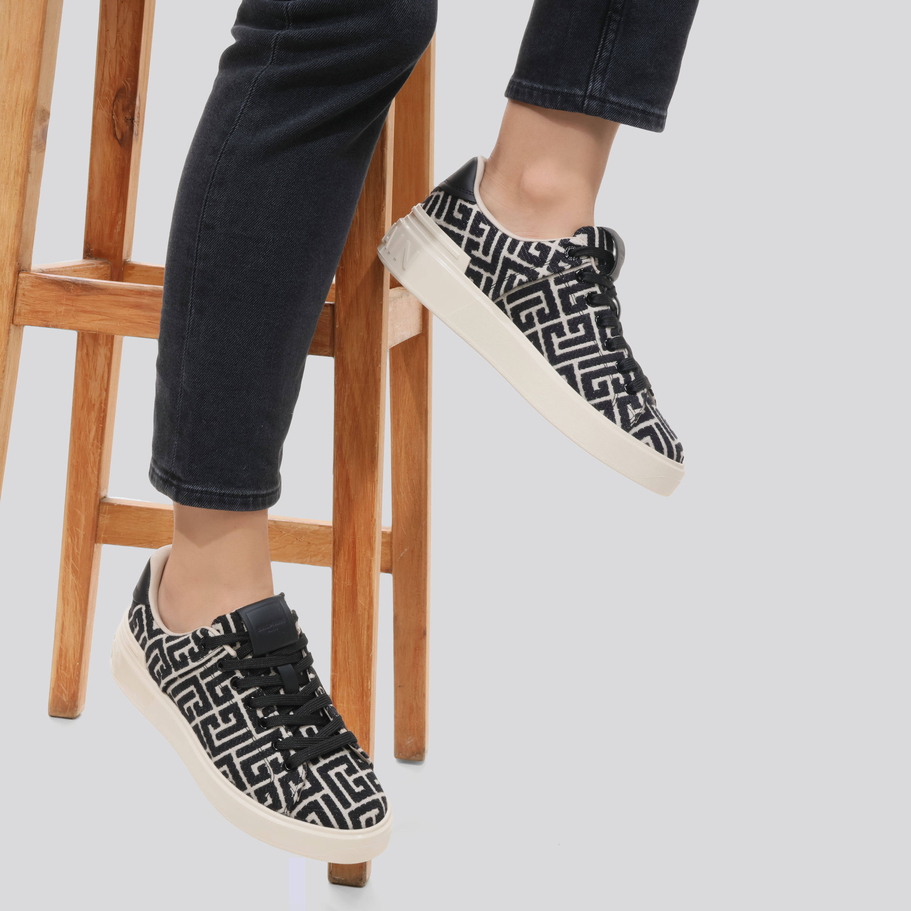 Sneakers Negros Balmain B-Court Monogram