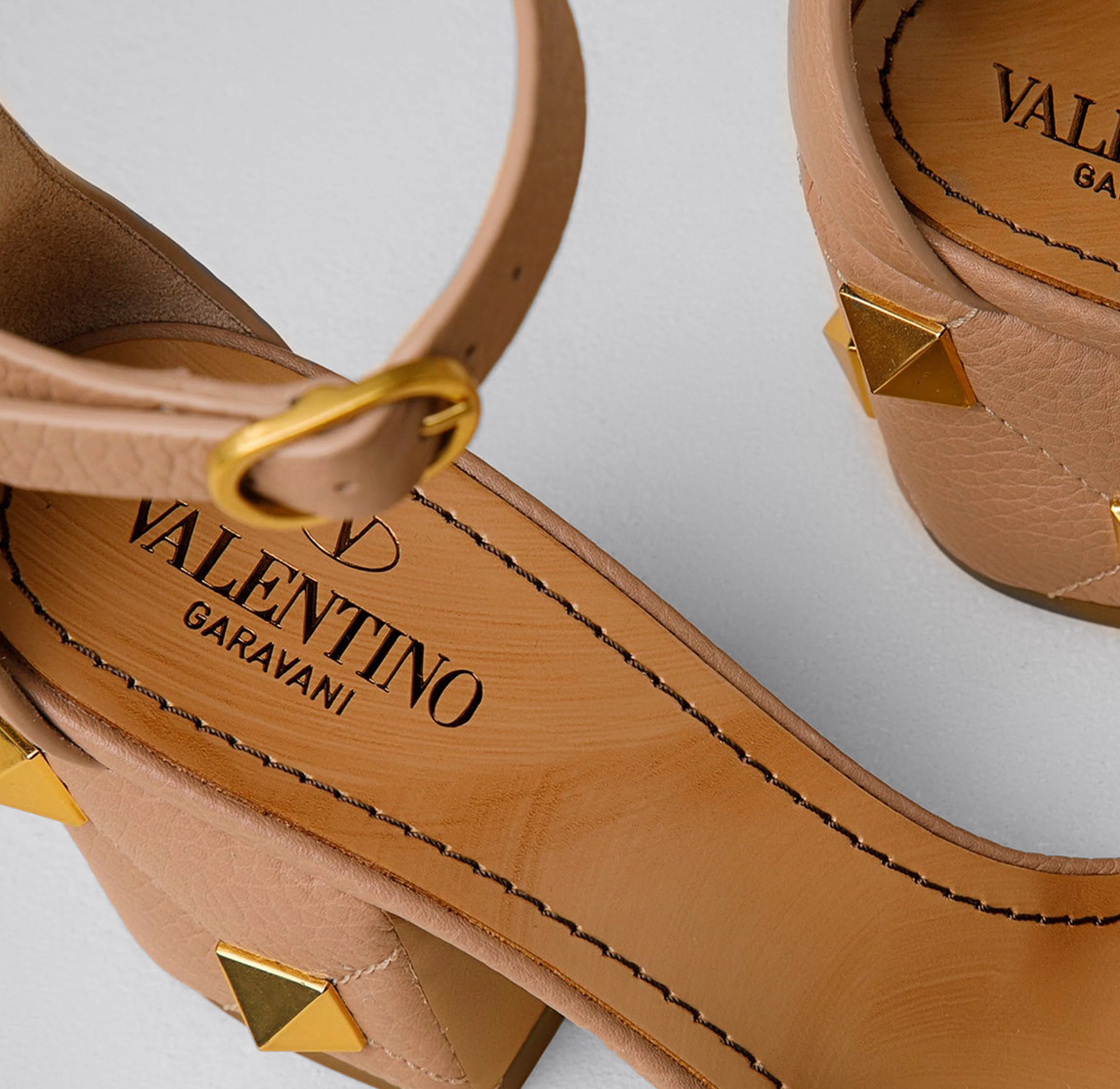 Sandalias de Tacón Rosa Canela Valentino Roman Stud 75 mm