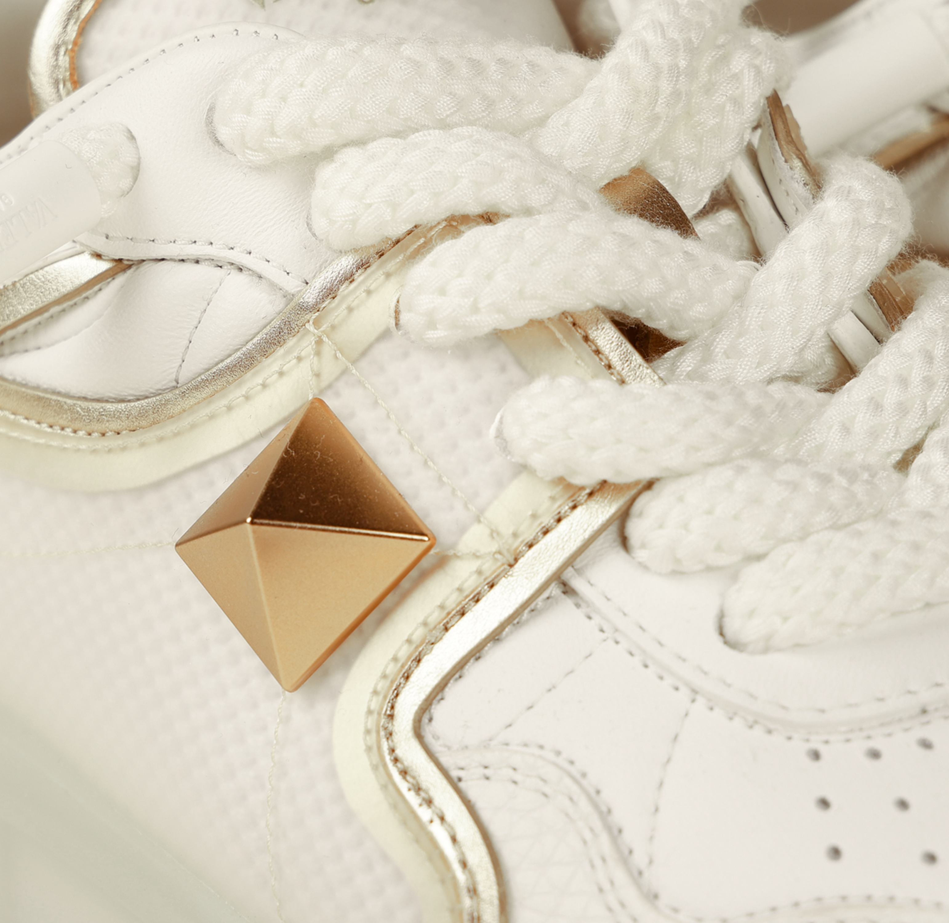 Sneakers White Gold Valentino Maxi Stud