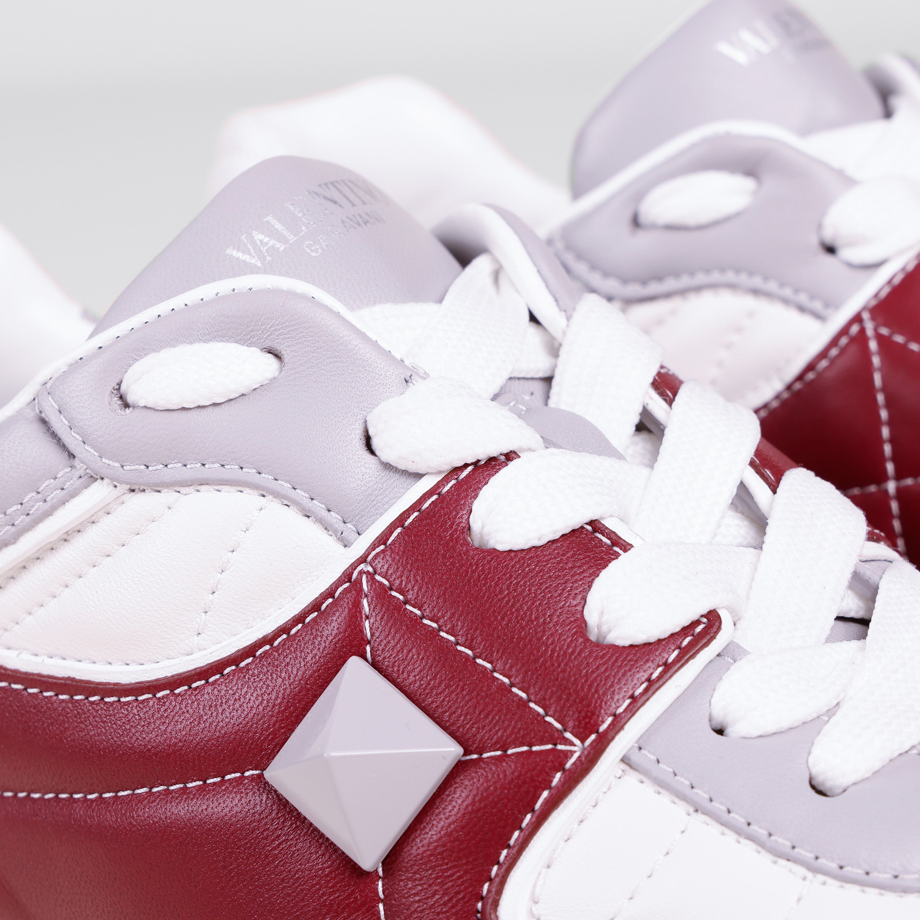 Sneakers Valentino Gris-Dark Red Roman Stud