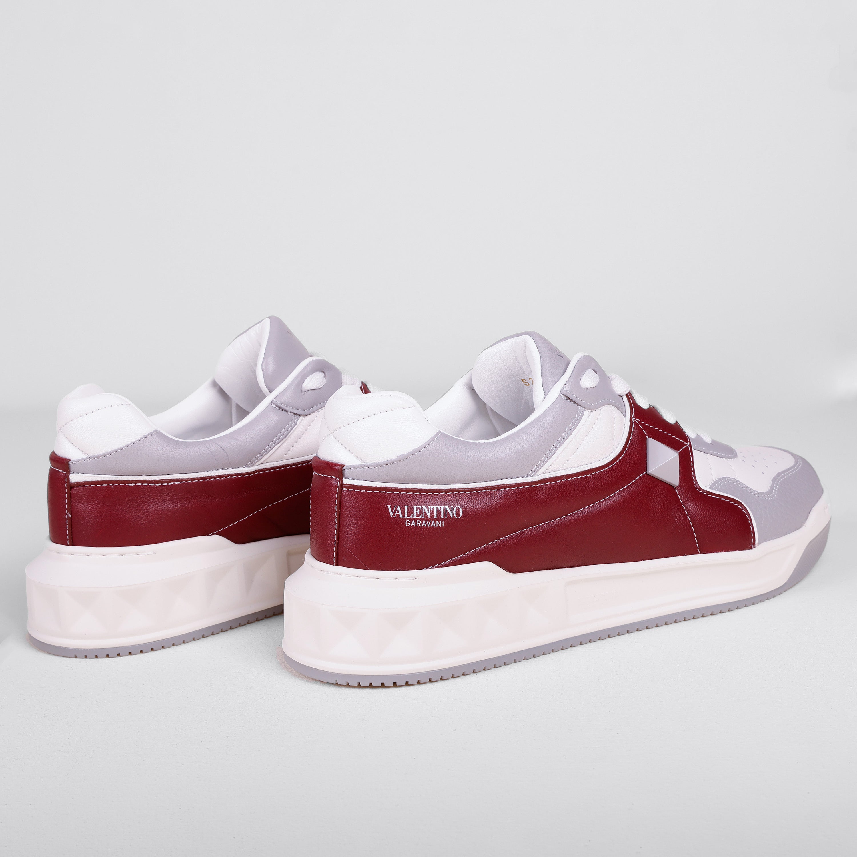 Sneakers Valentino Gris-Dark Red Roman Stud