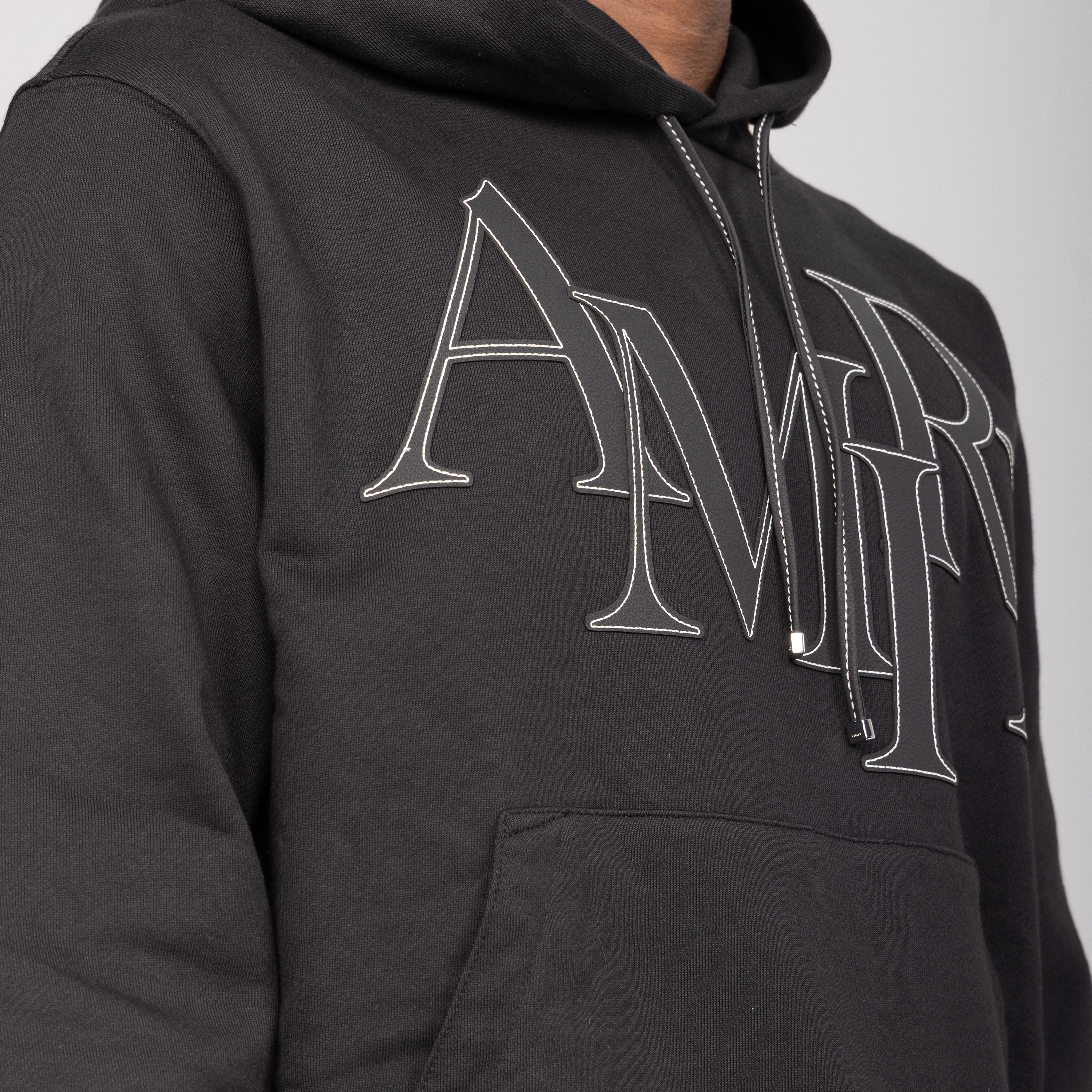 Buzo Tipo Hoodie Negro AMIRI Staggered Logo