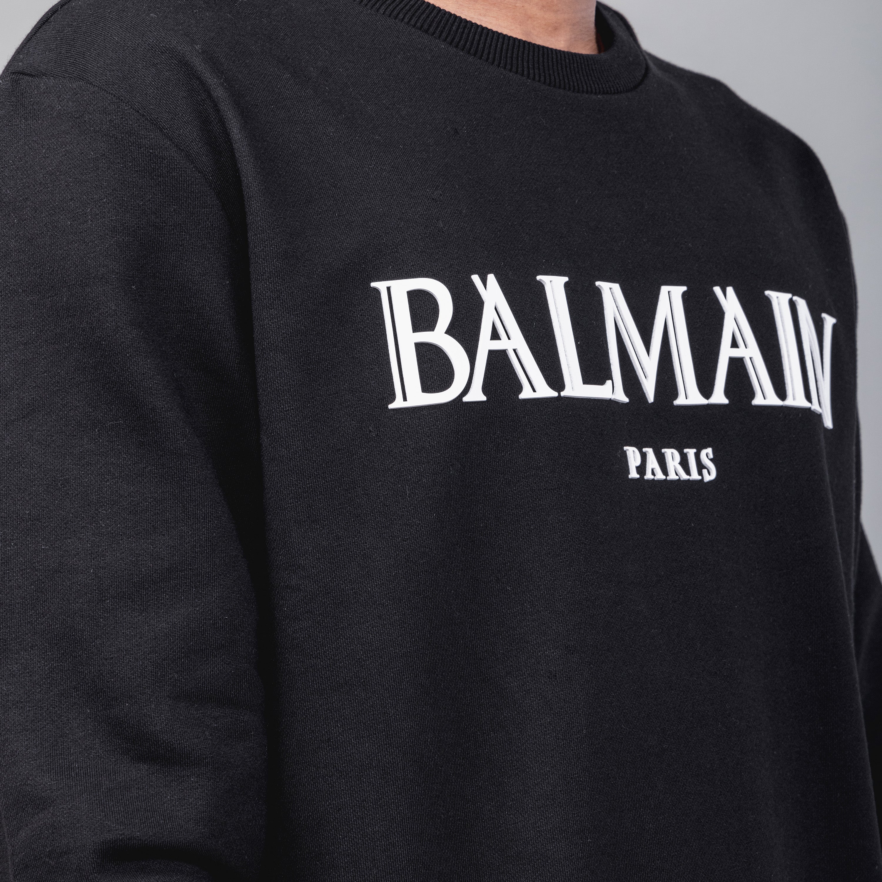 Buzo Negro Balmain Paris Tipografía Romana
