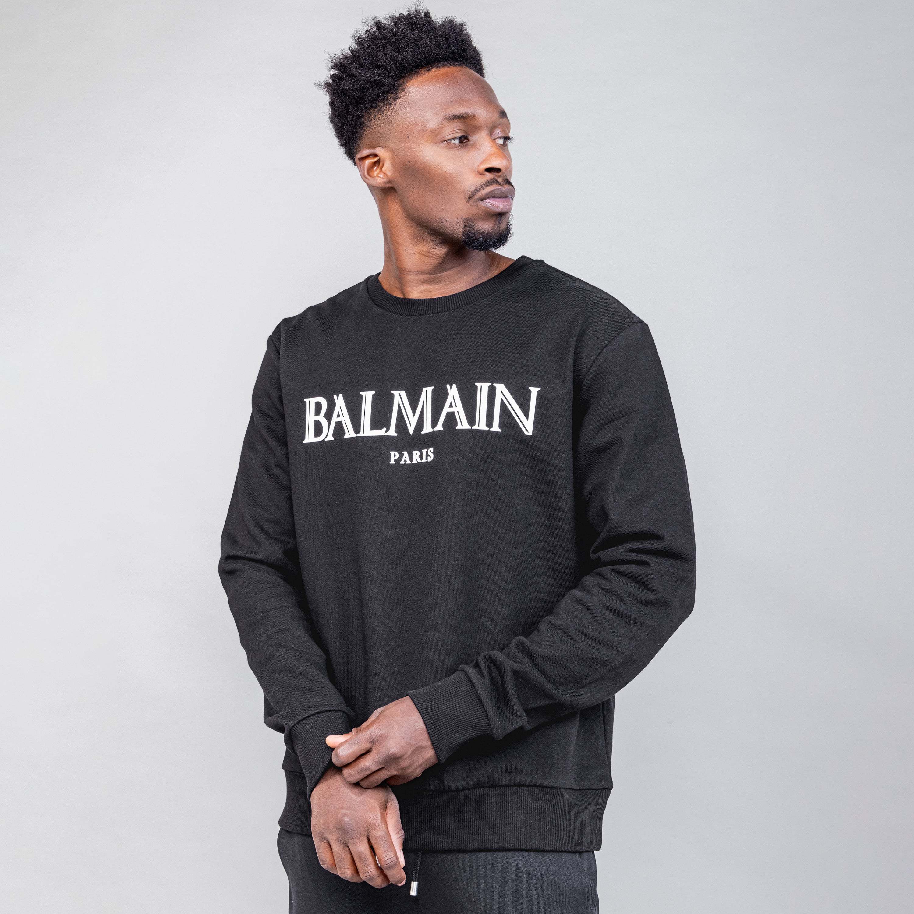 Buzo Negro Balmain Paris Tipografía Romana