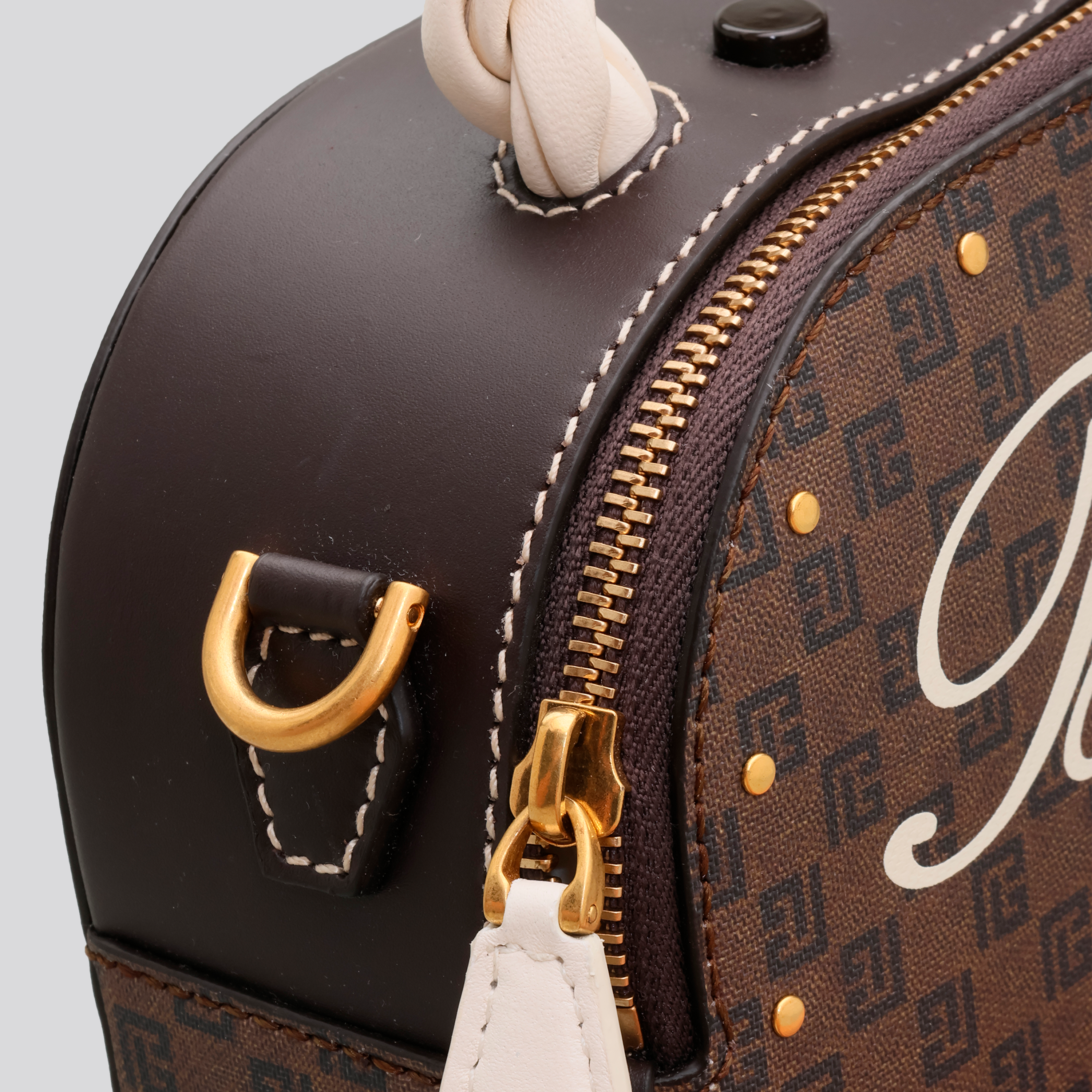 Cartera Café Balmain Mini Monogram Make Up