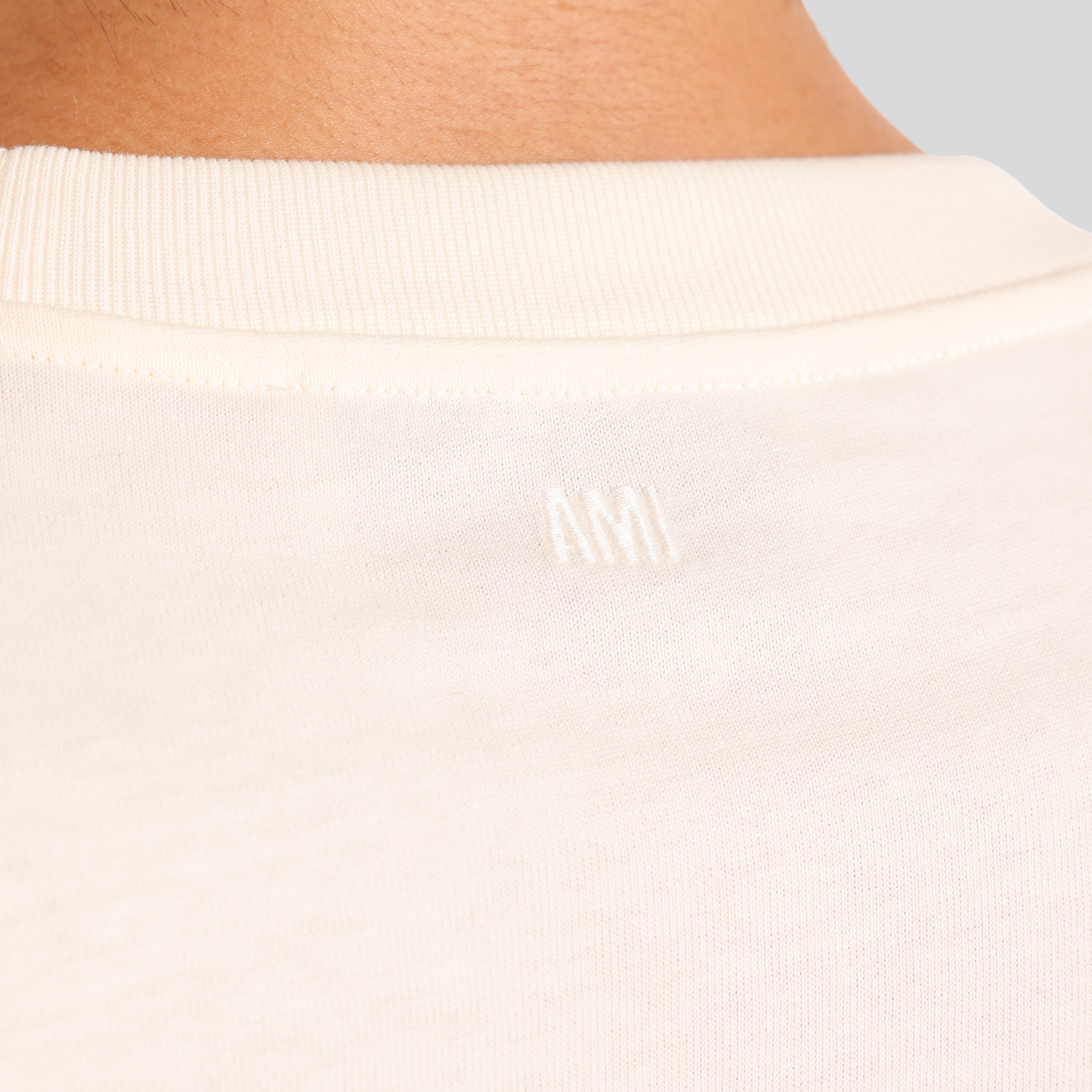 Camiseta Blanca Ami Paris Tonal Embossed