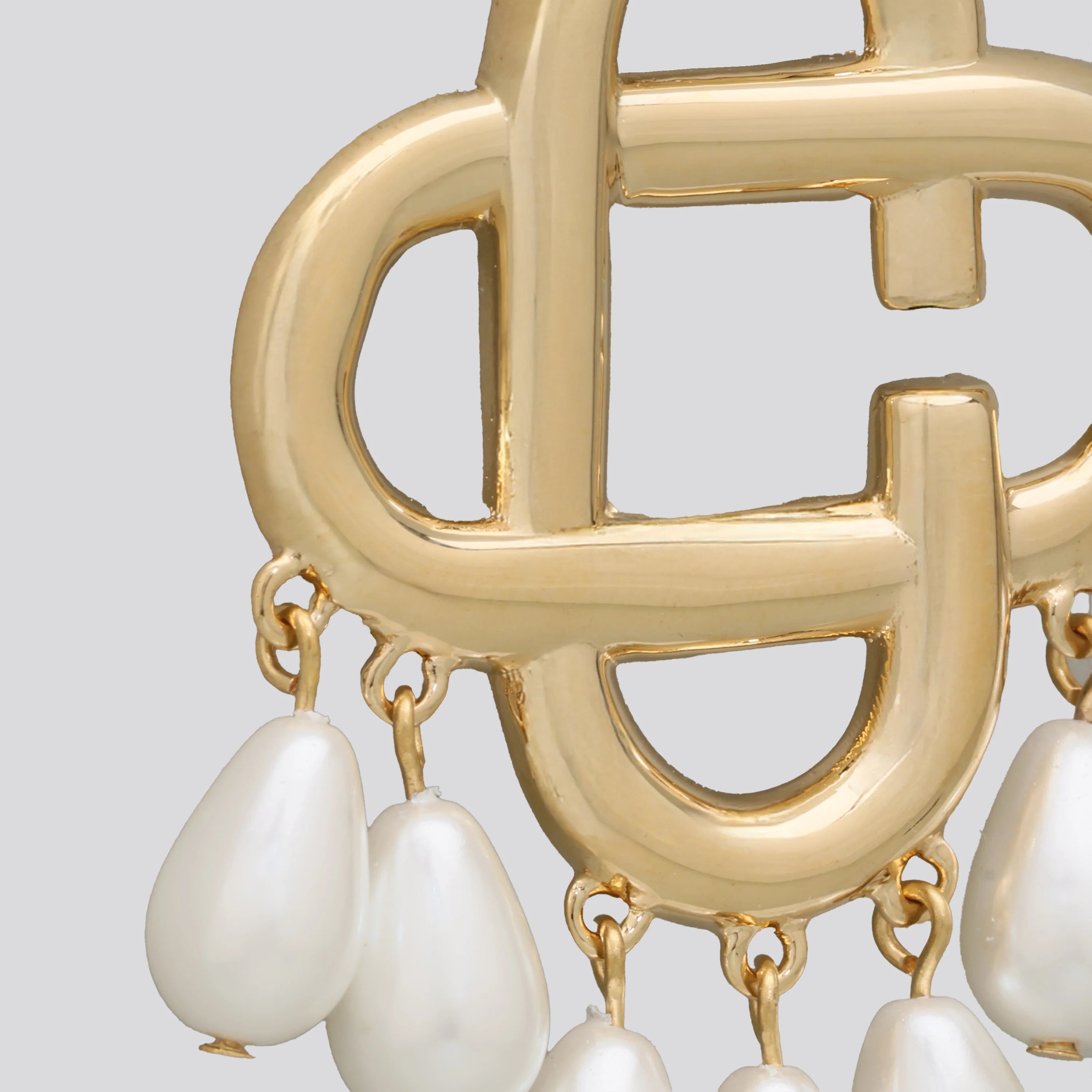 Aretes Dorados Casablanca Pearl Drop Logo Earrings