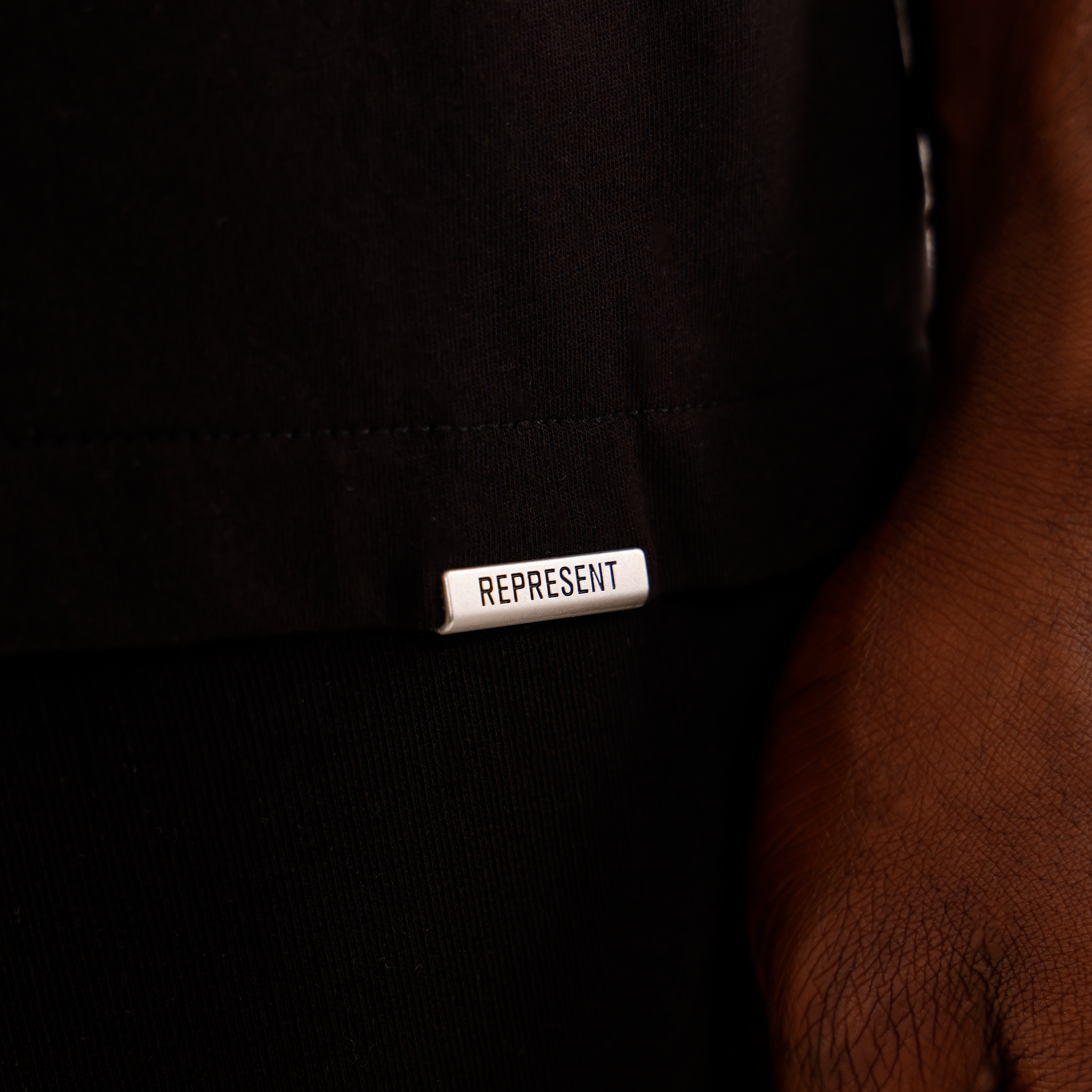 Camiseta Negra Represent Basic