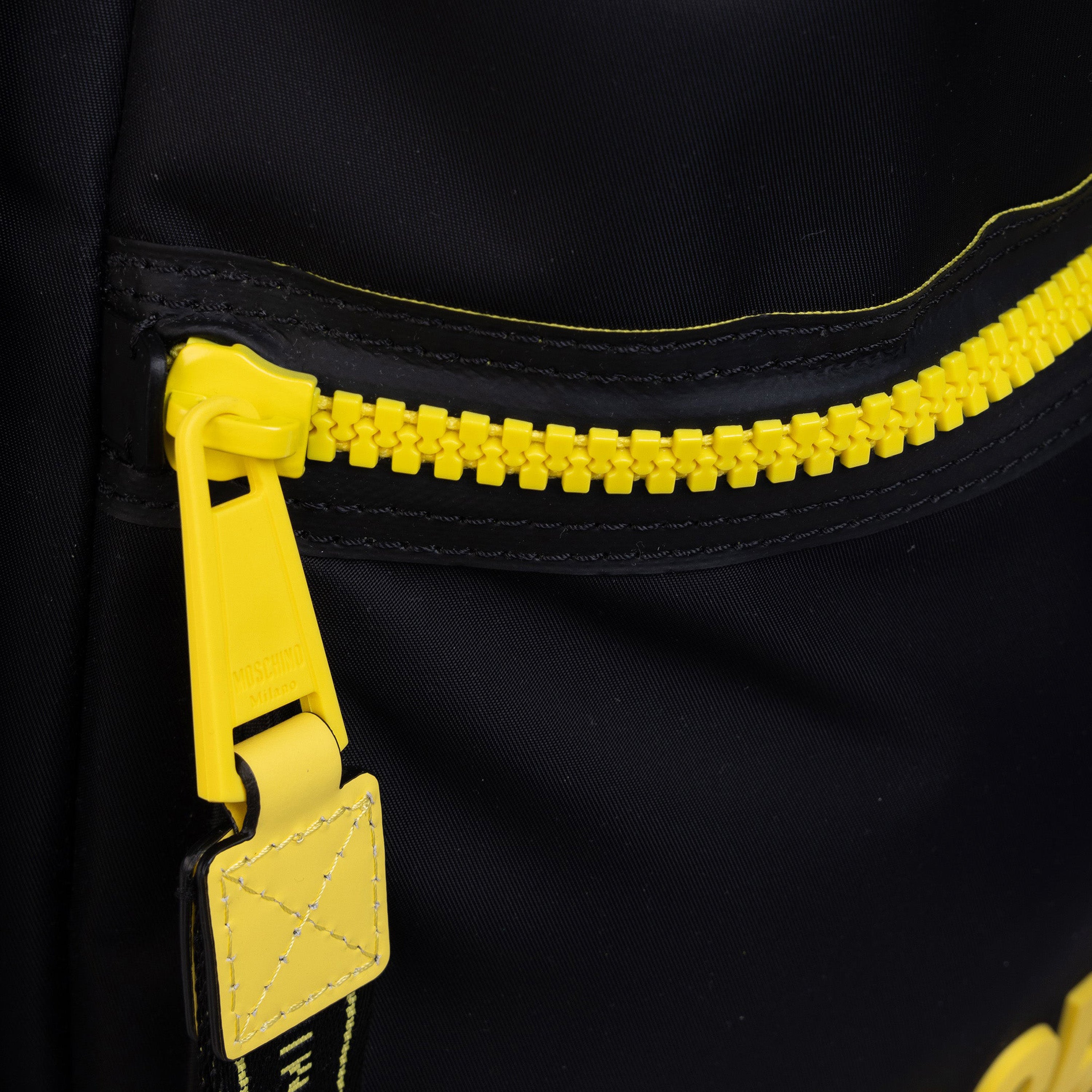 Mochila Negra Moschino Couture Amarillo