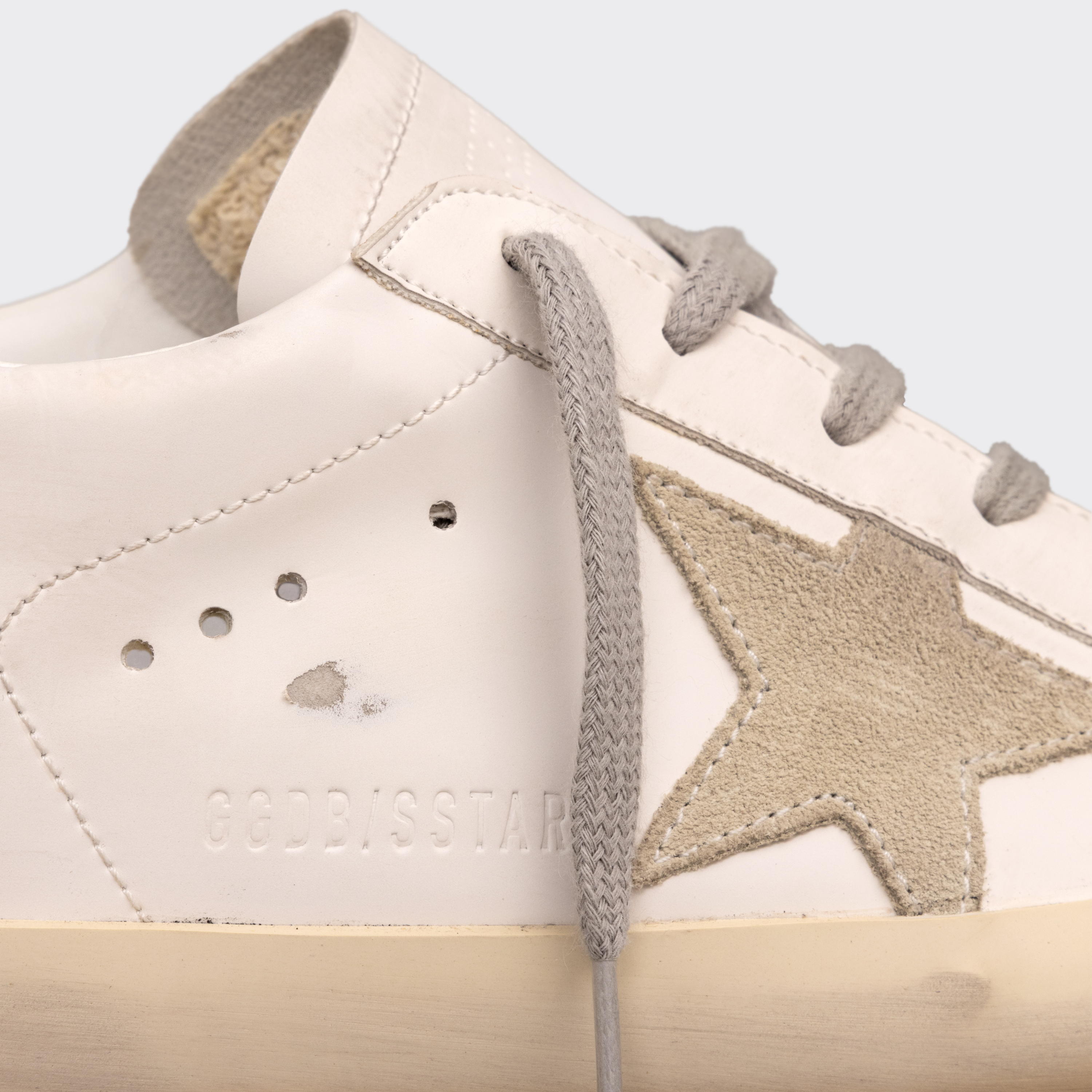 Sneakers Blancos Dorado Golden Goose Super-Star Suede