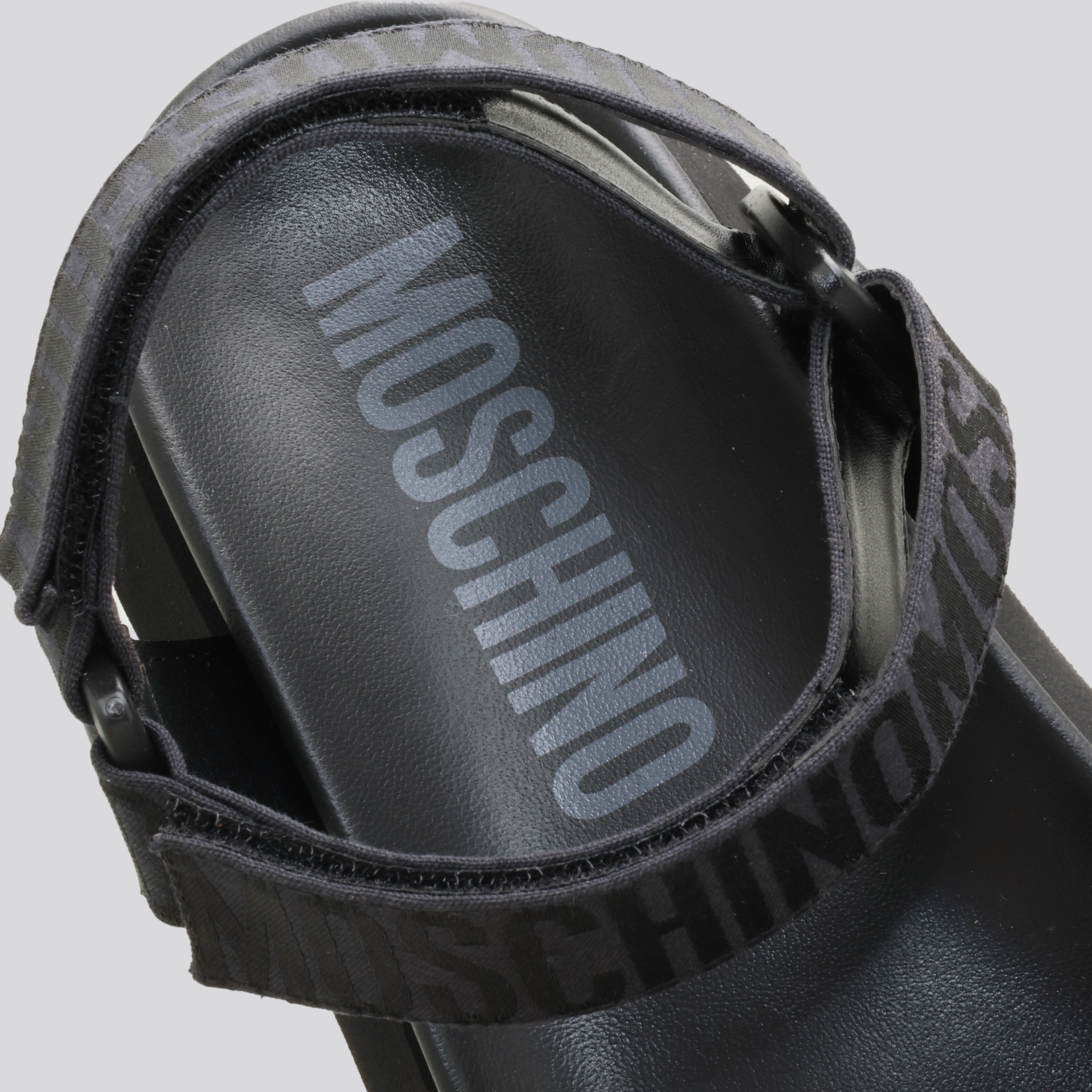 Sandalias Negras Moschino Monogram Lace