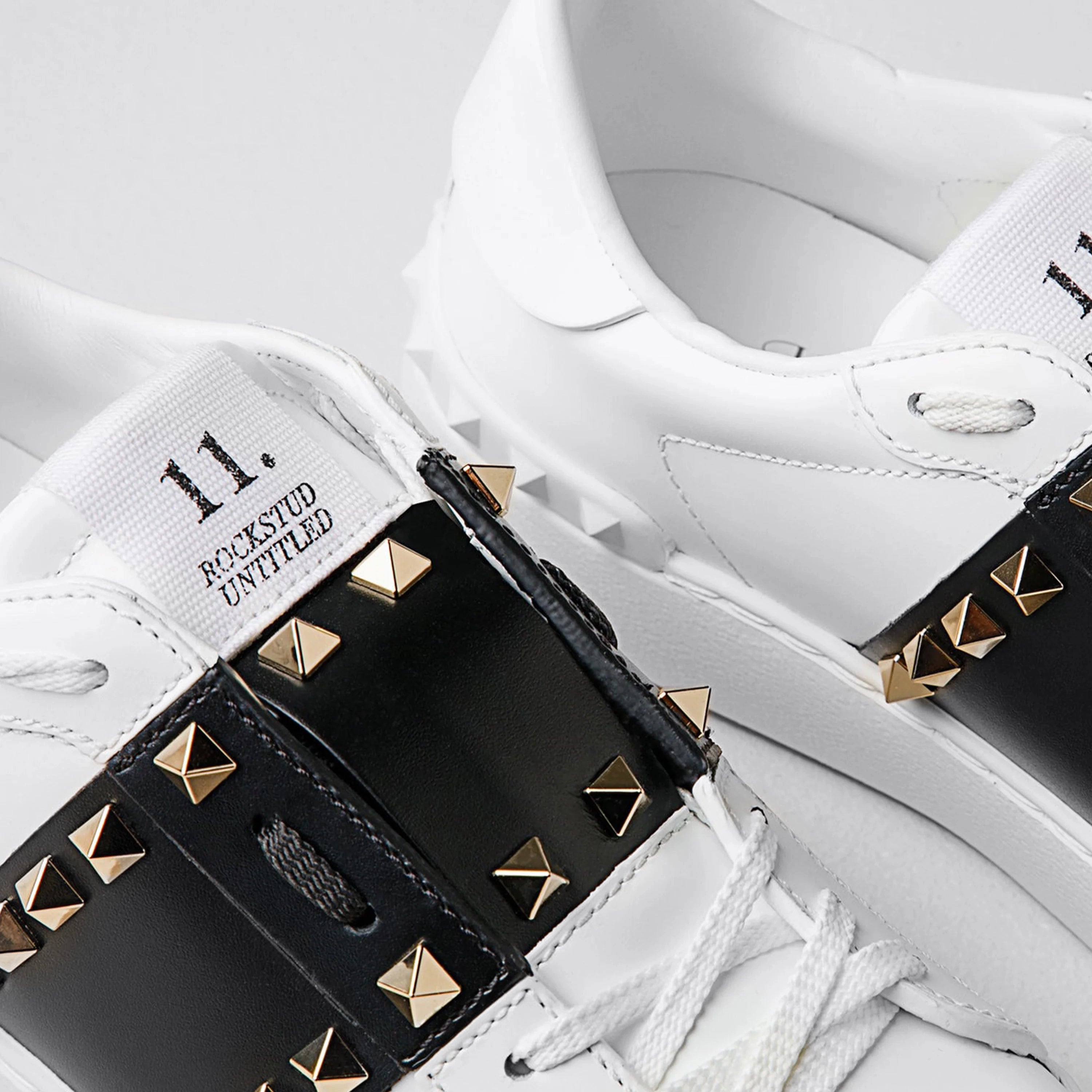 Sneakers Valentino Blanco-Negro Rockstud Gold Untitled