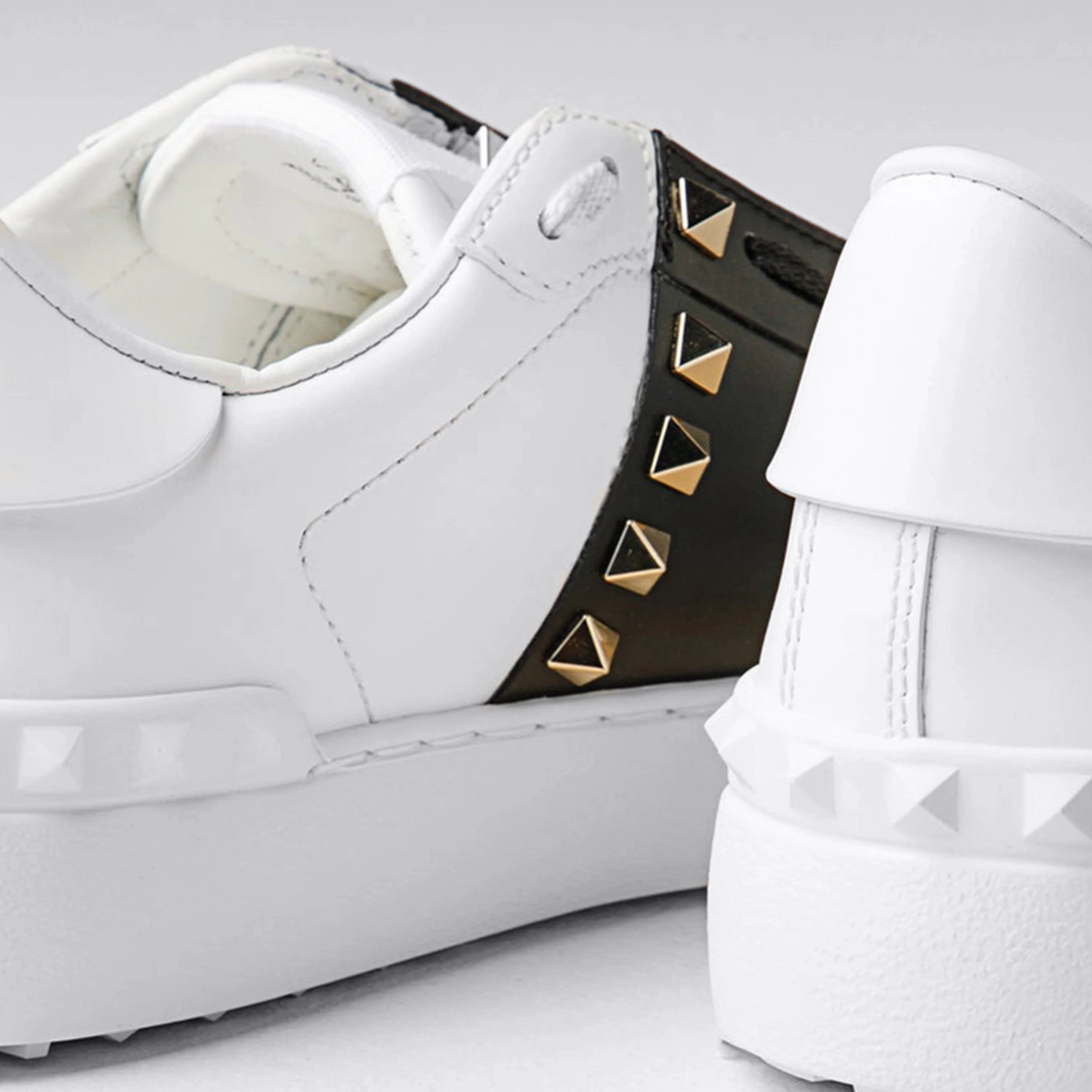 Sneakers Valentino Blanco-Negro Rockstud Gold Untitled