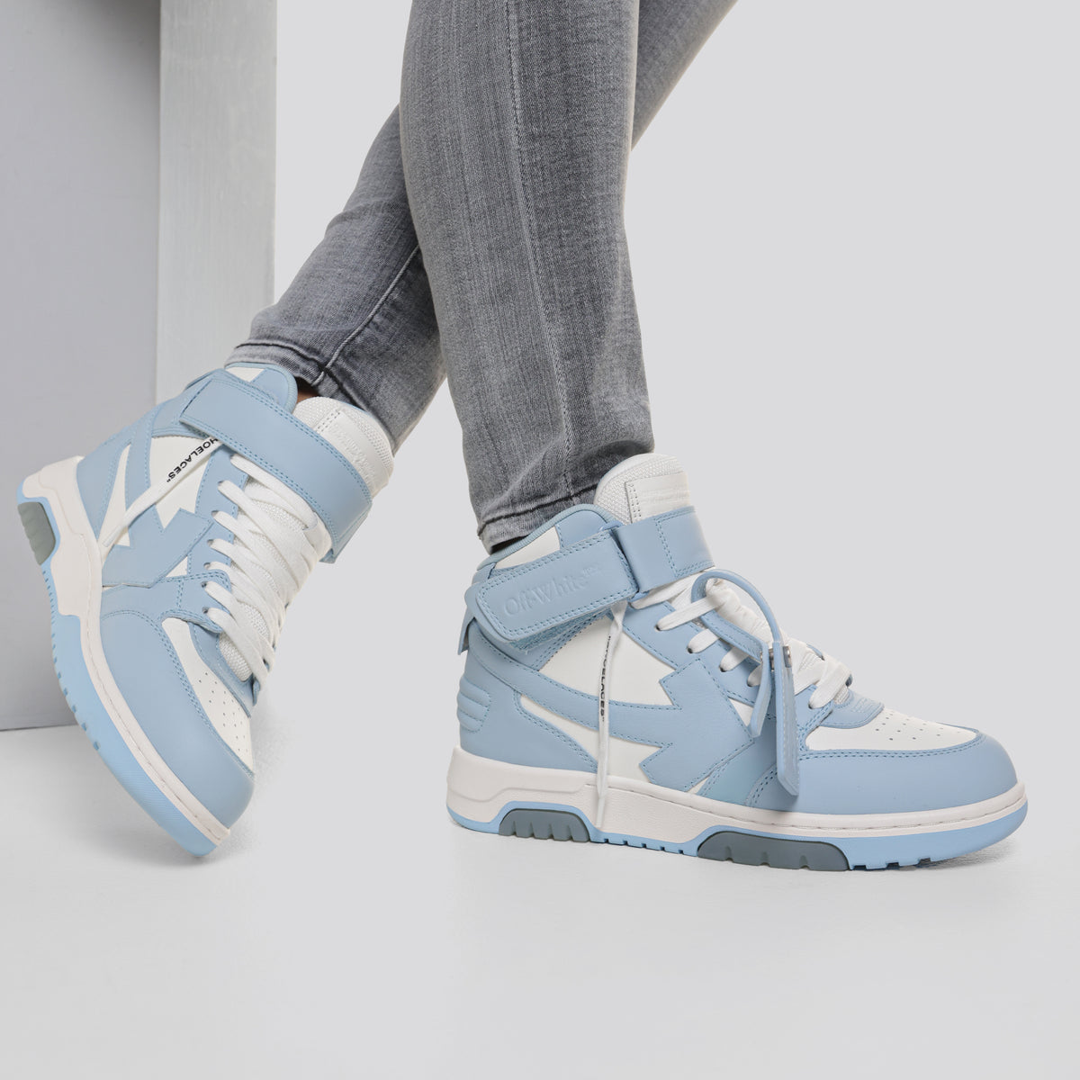 Sneakers Celeste Off-White "OOO" Mid Top