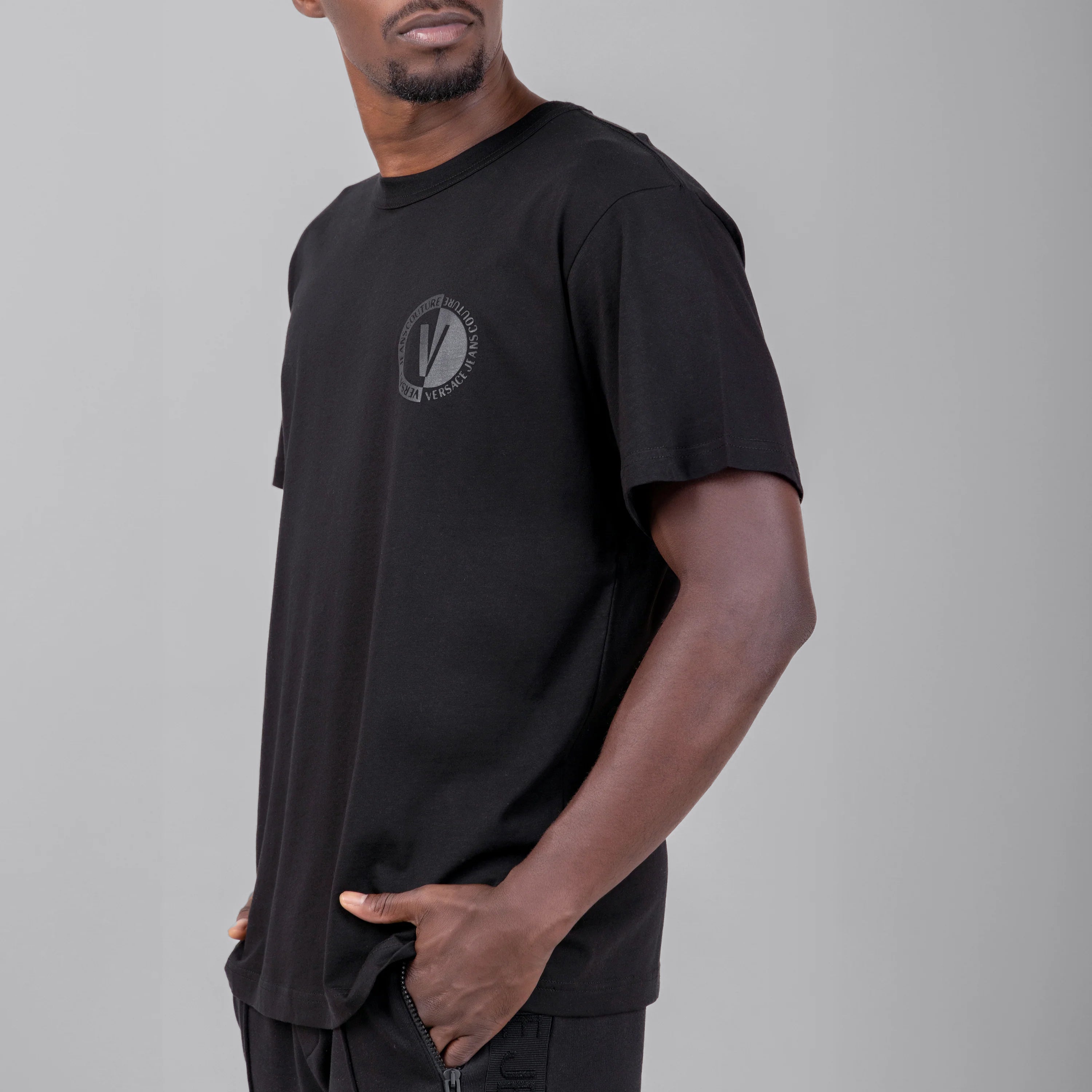 Camiseta Negra Versace Couture Negra V Circle Logo Chest