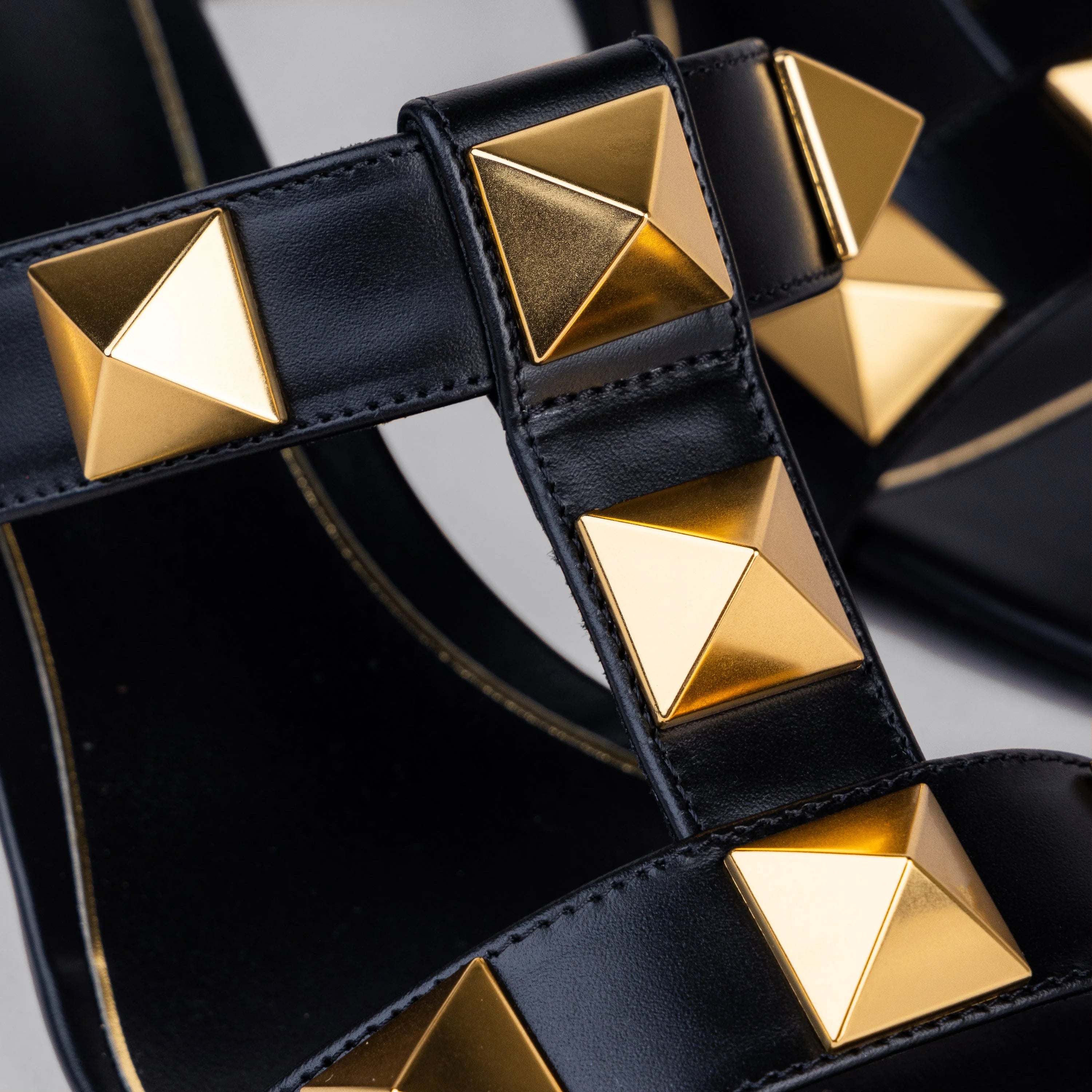 Sandalias de Tacón Negras Valentino Antique Brass 90 mm