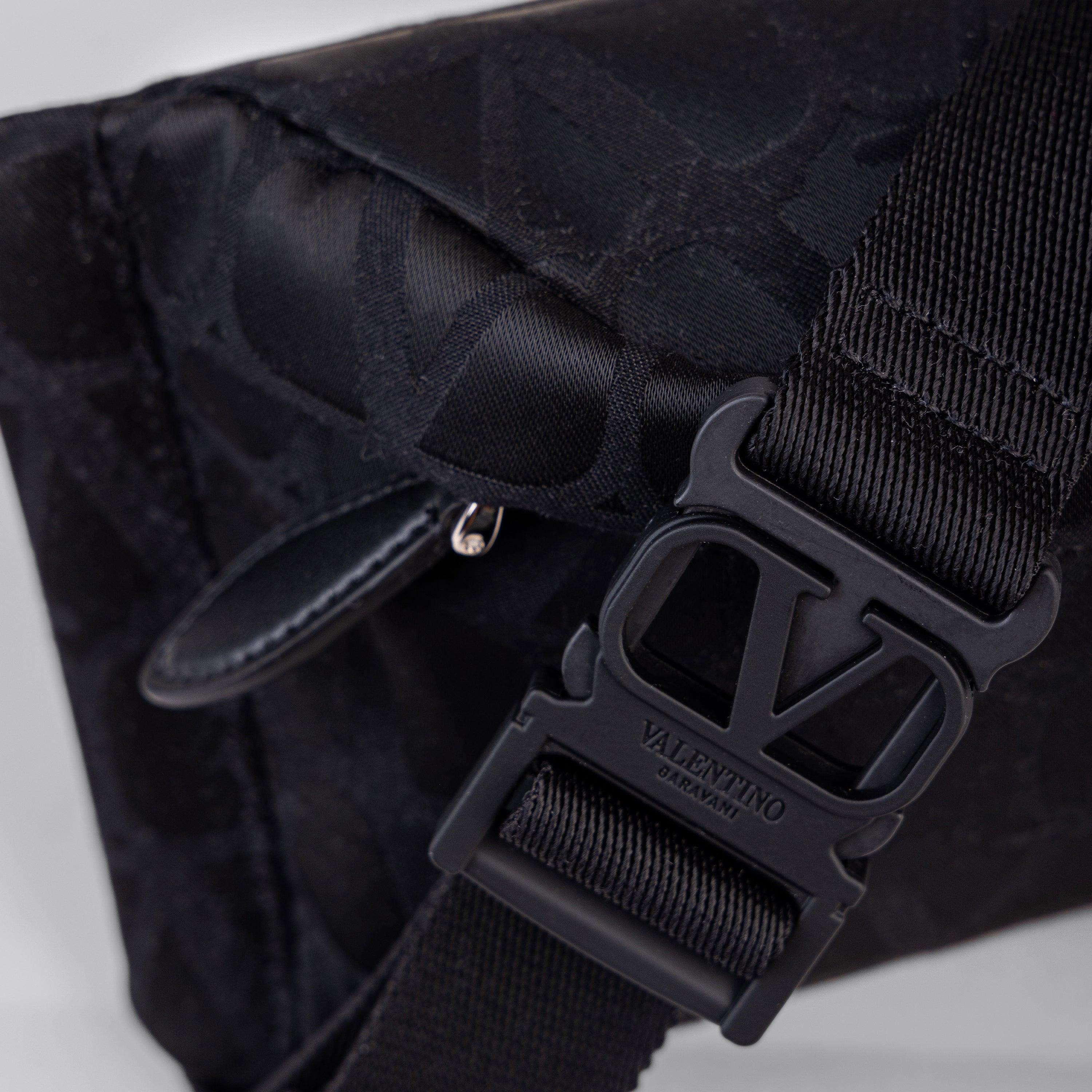 Riñonera Negra Valentino Vlogo Monogram Iconographe