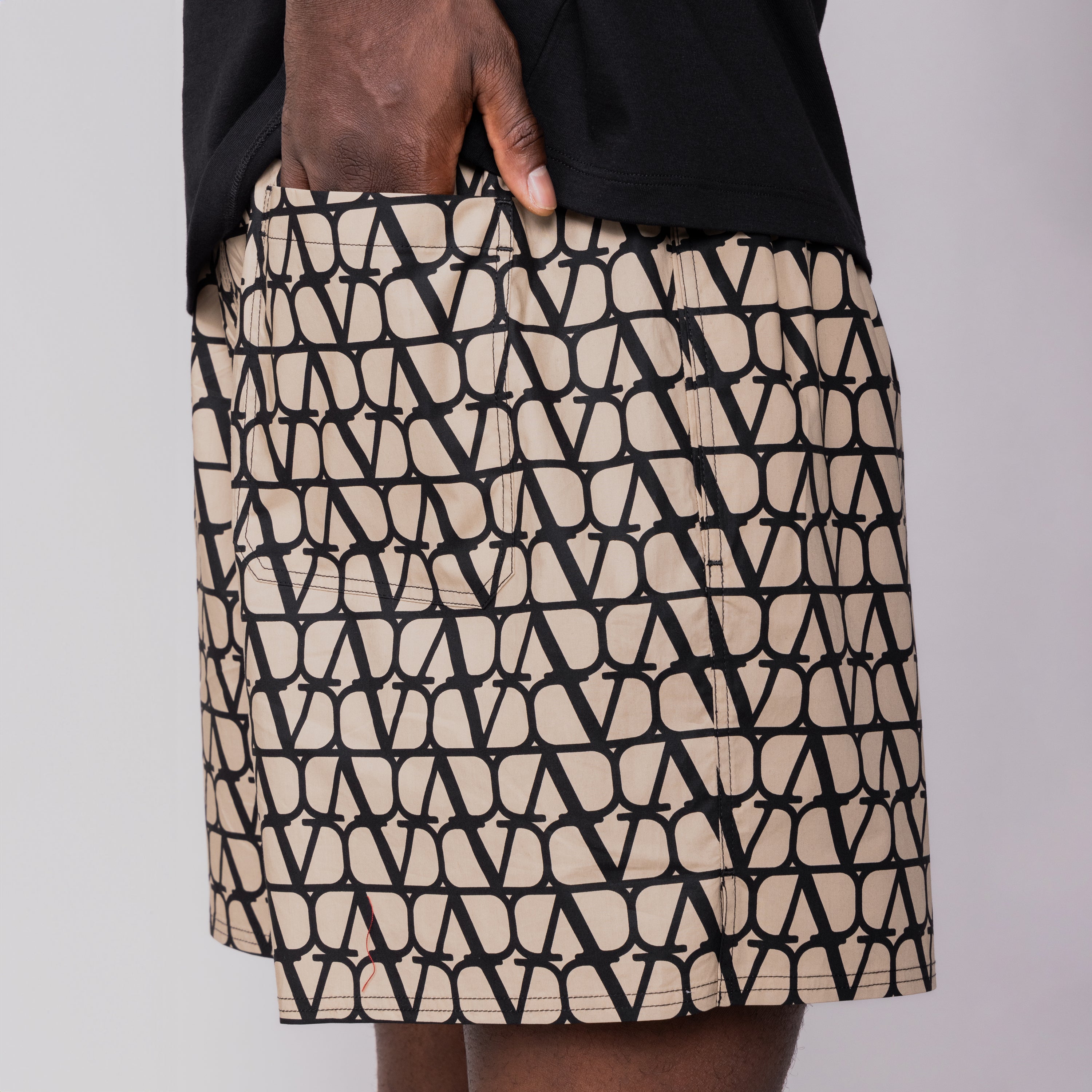 Pantaloneta Beige Negro Valentino Vlogo Monogram