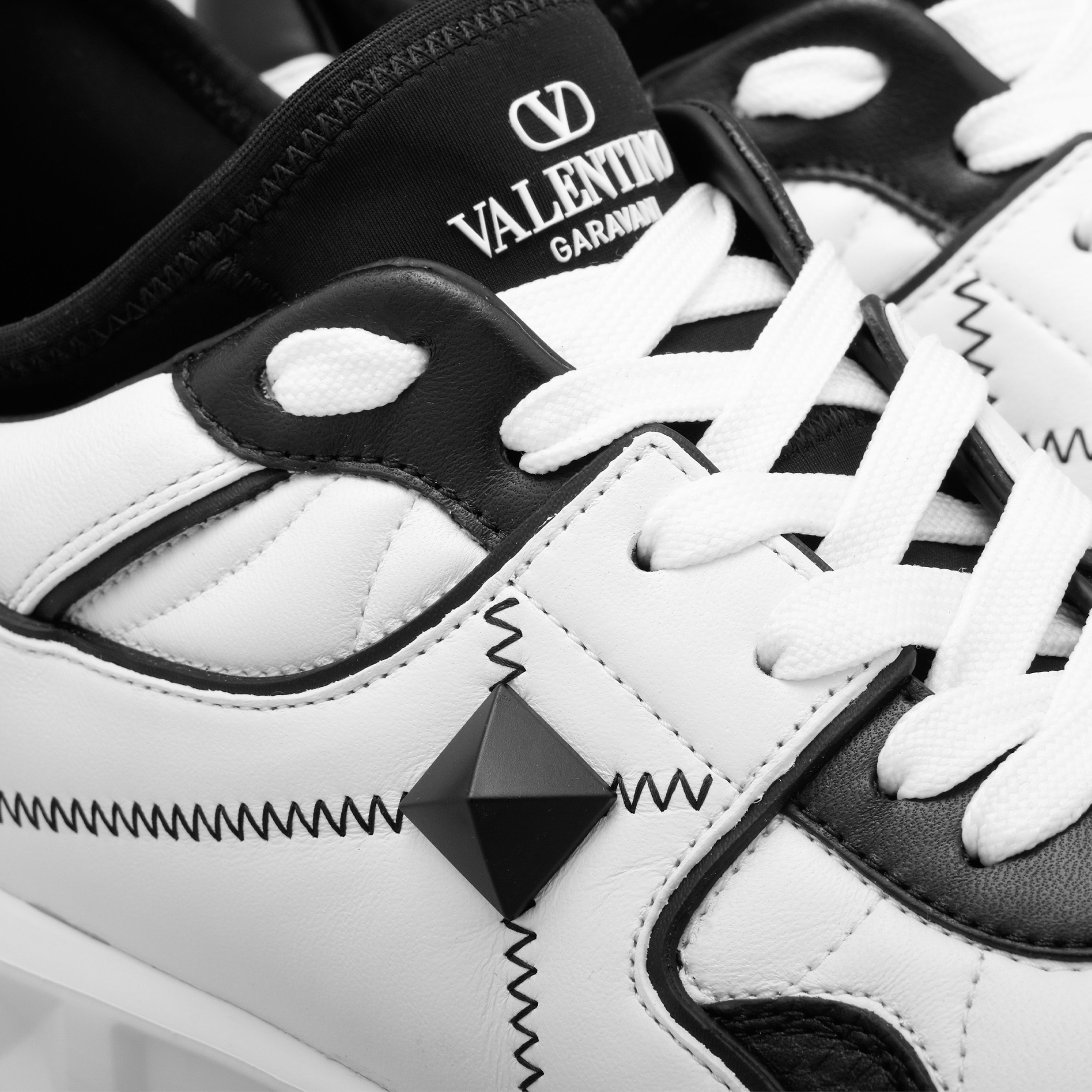 Sneakers Blancos Negro Valentino Roman Stud Sock