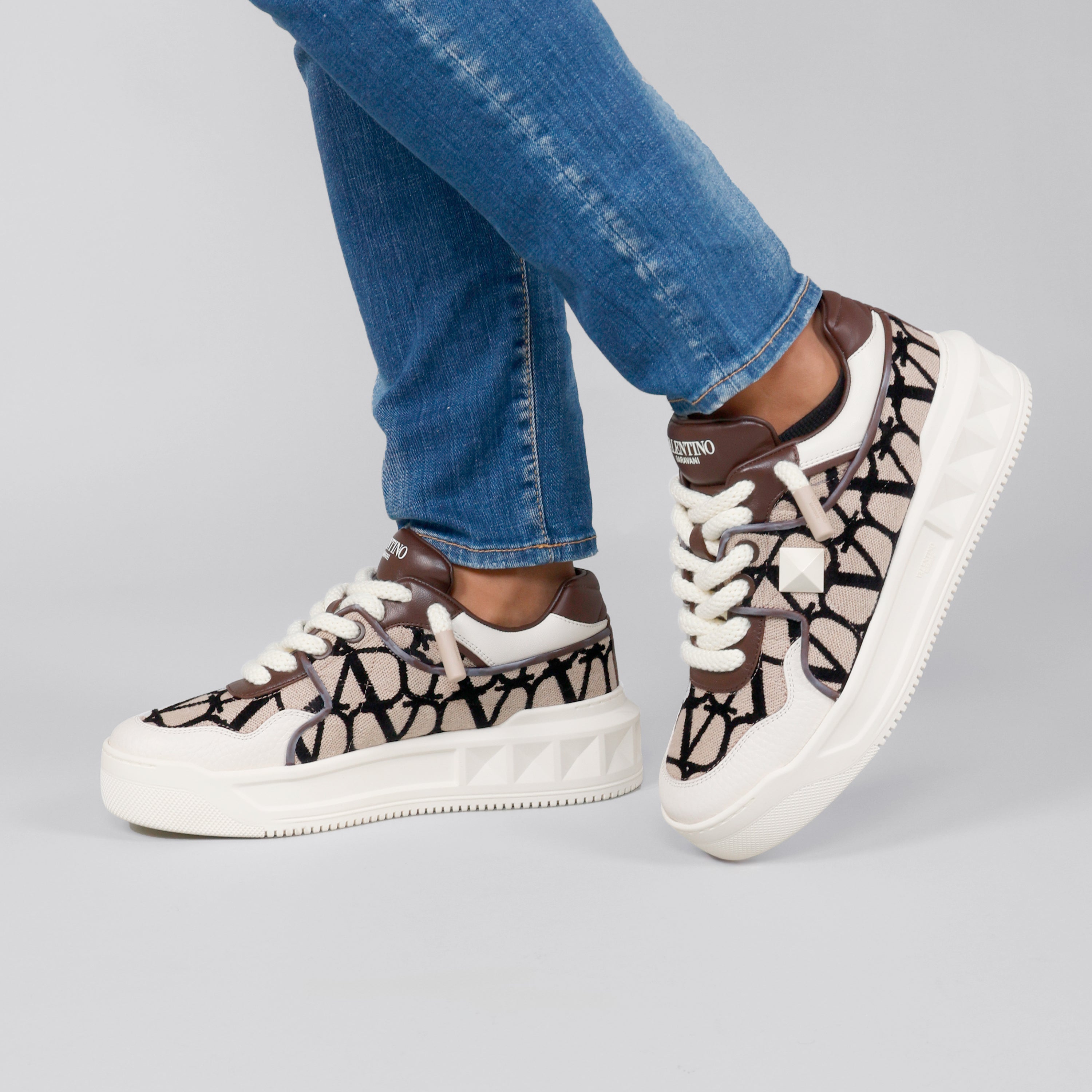 Sneakers Blancos Beige Valentino One Stud V Monogram