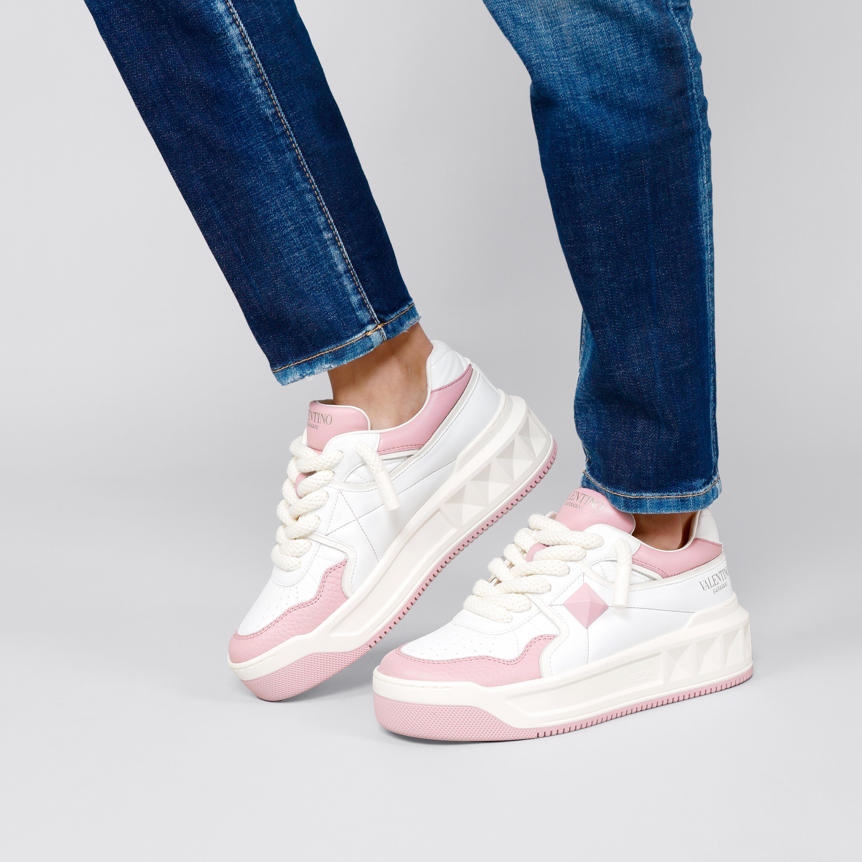 Sneakers Blancos Rosado Valentino Roman Stud