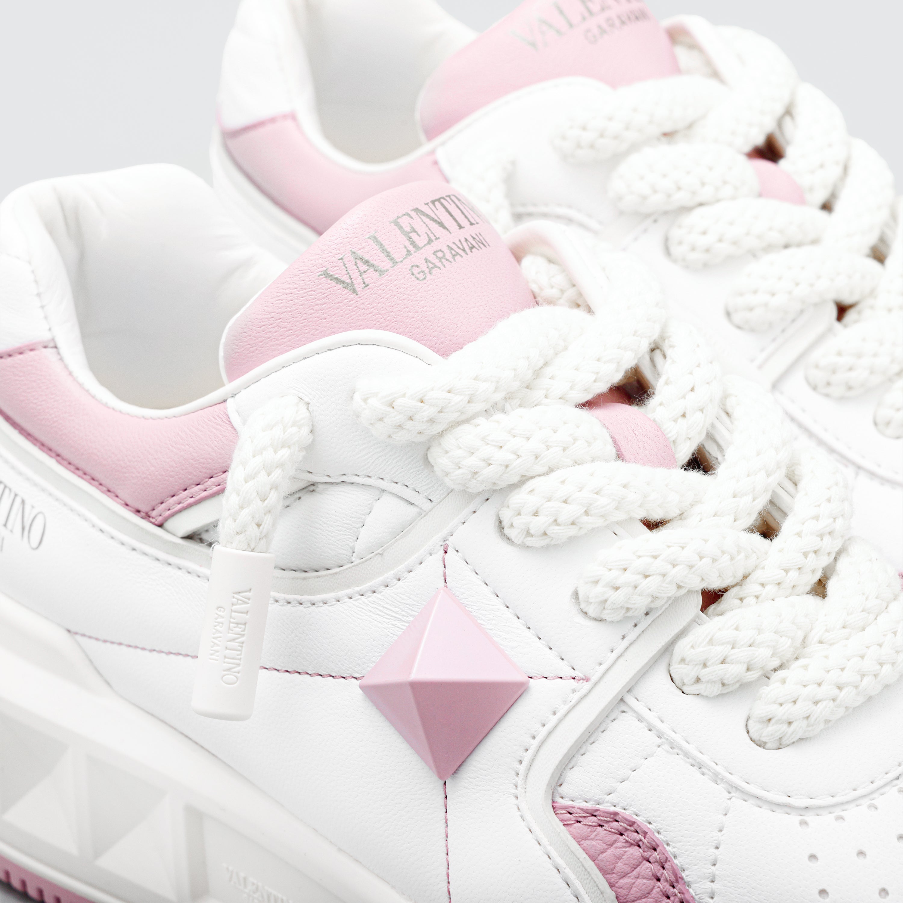 Sneakers Blancos Rosado Valentino Roman Stud