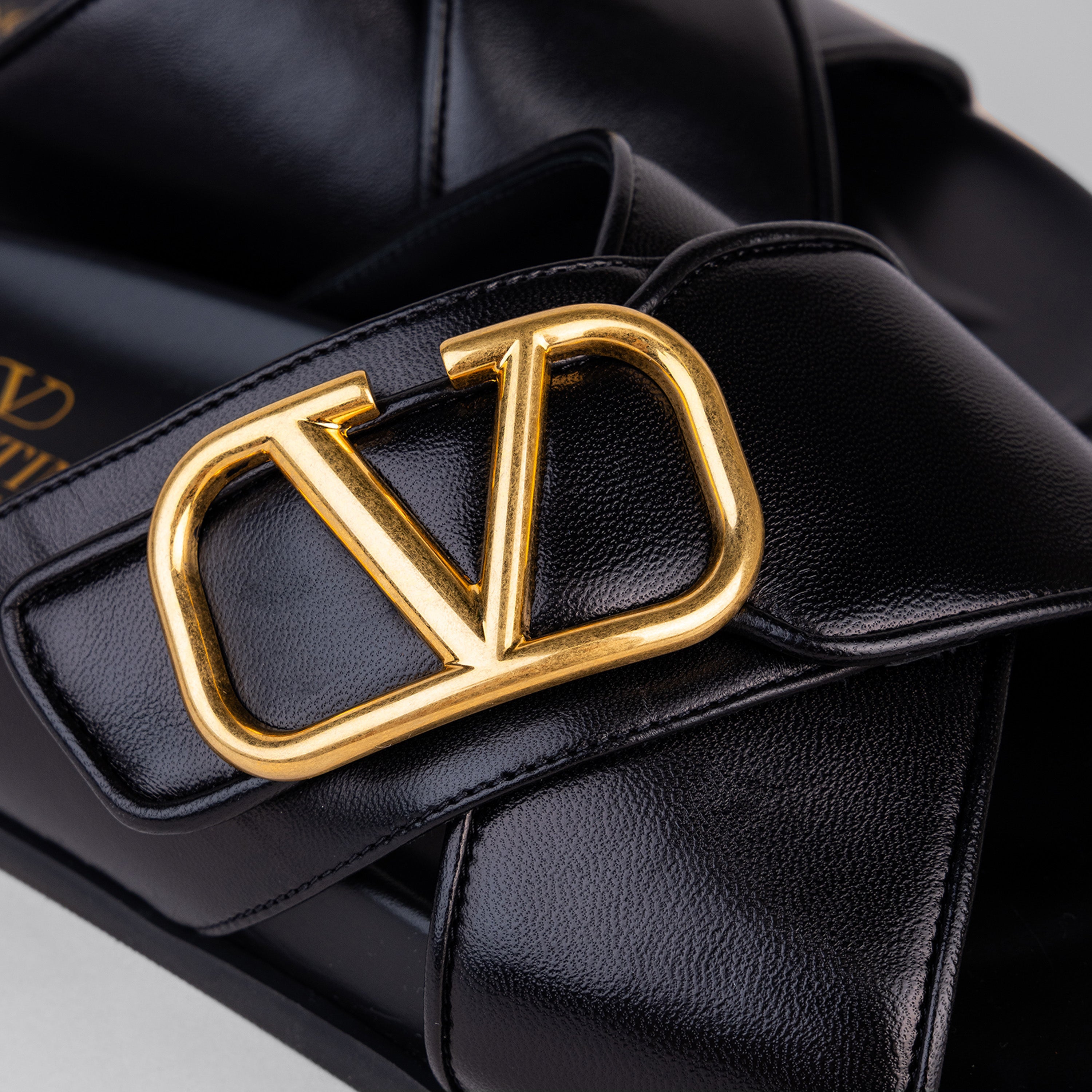 Sandalias Negras Valentino Gold Vlogo