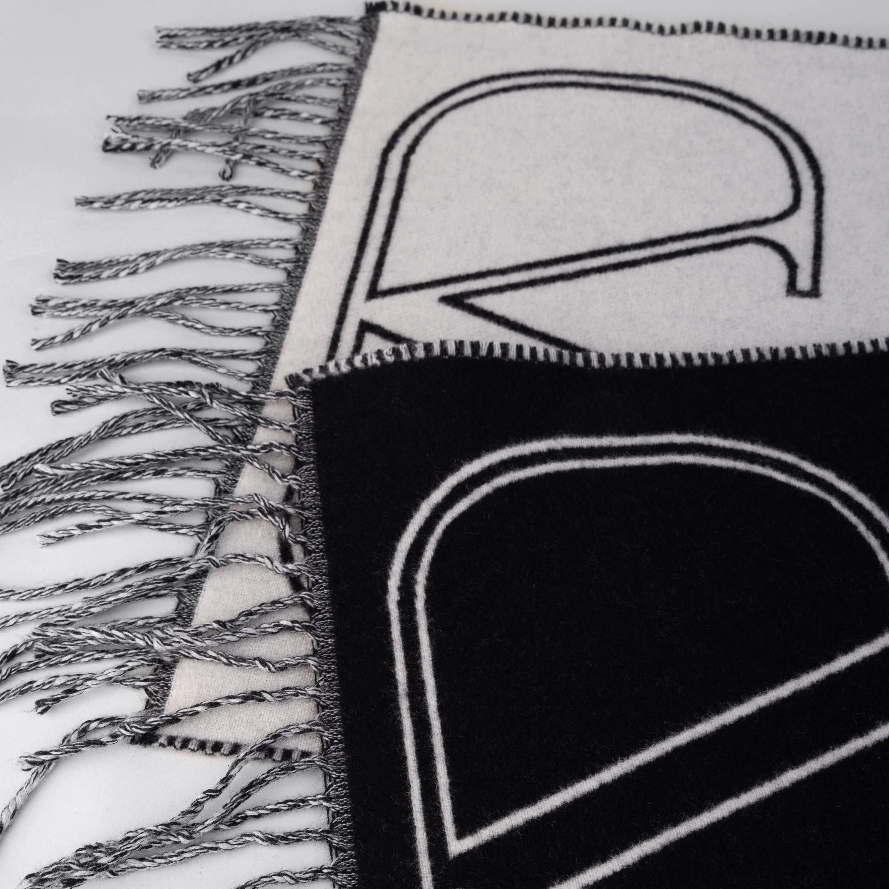 Bufanda Negra Valentino Vlogo