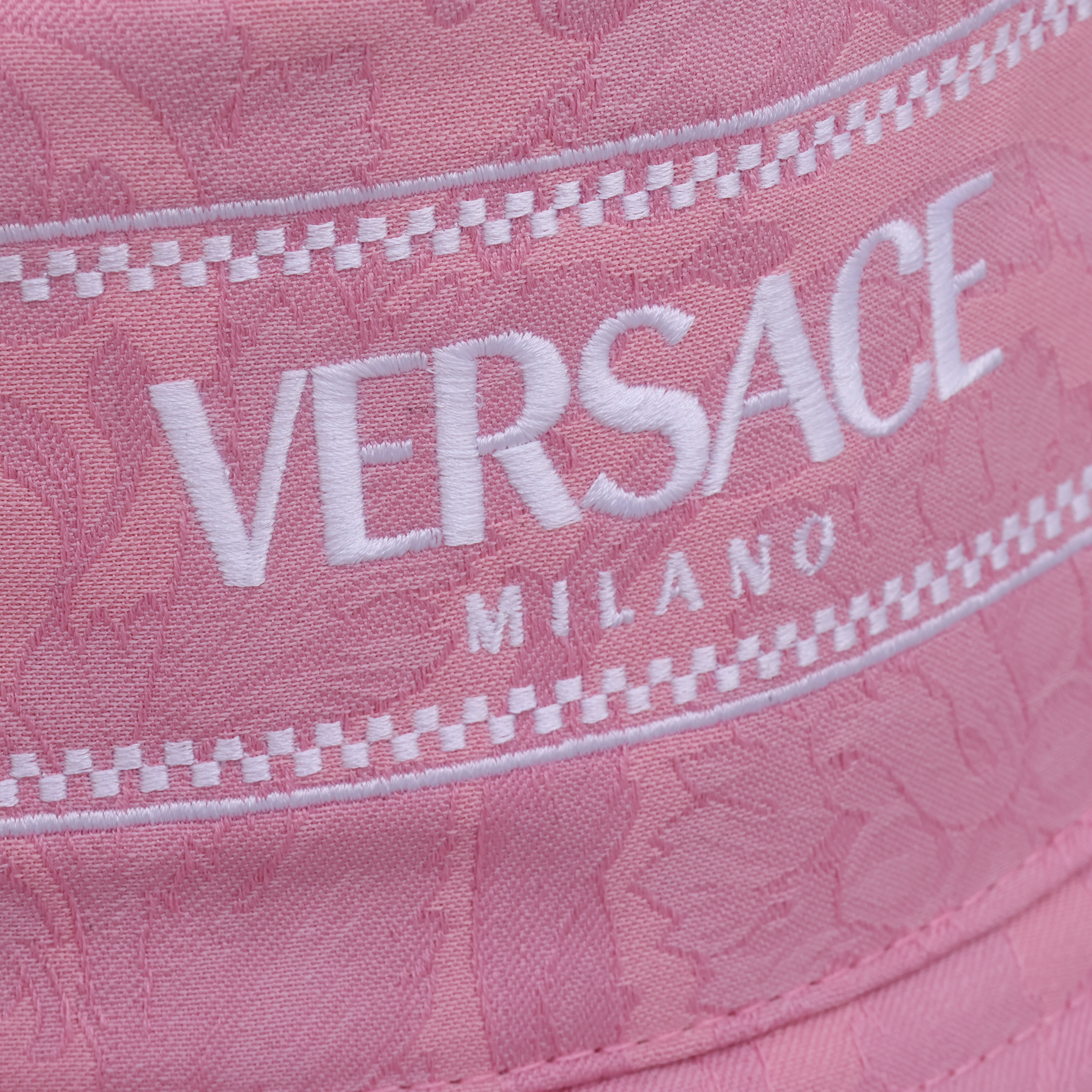 Sombrero Rosado Versace Logo
