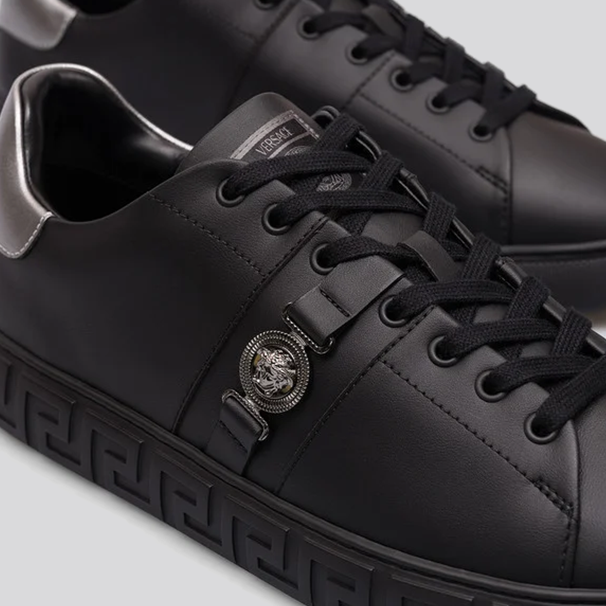 Sneakers Negros Versace Greca