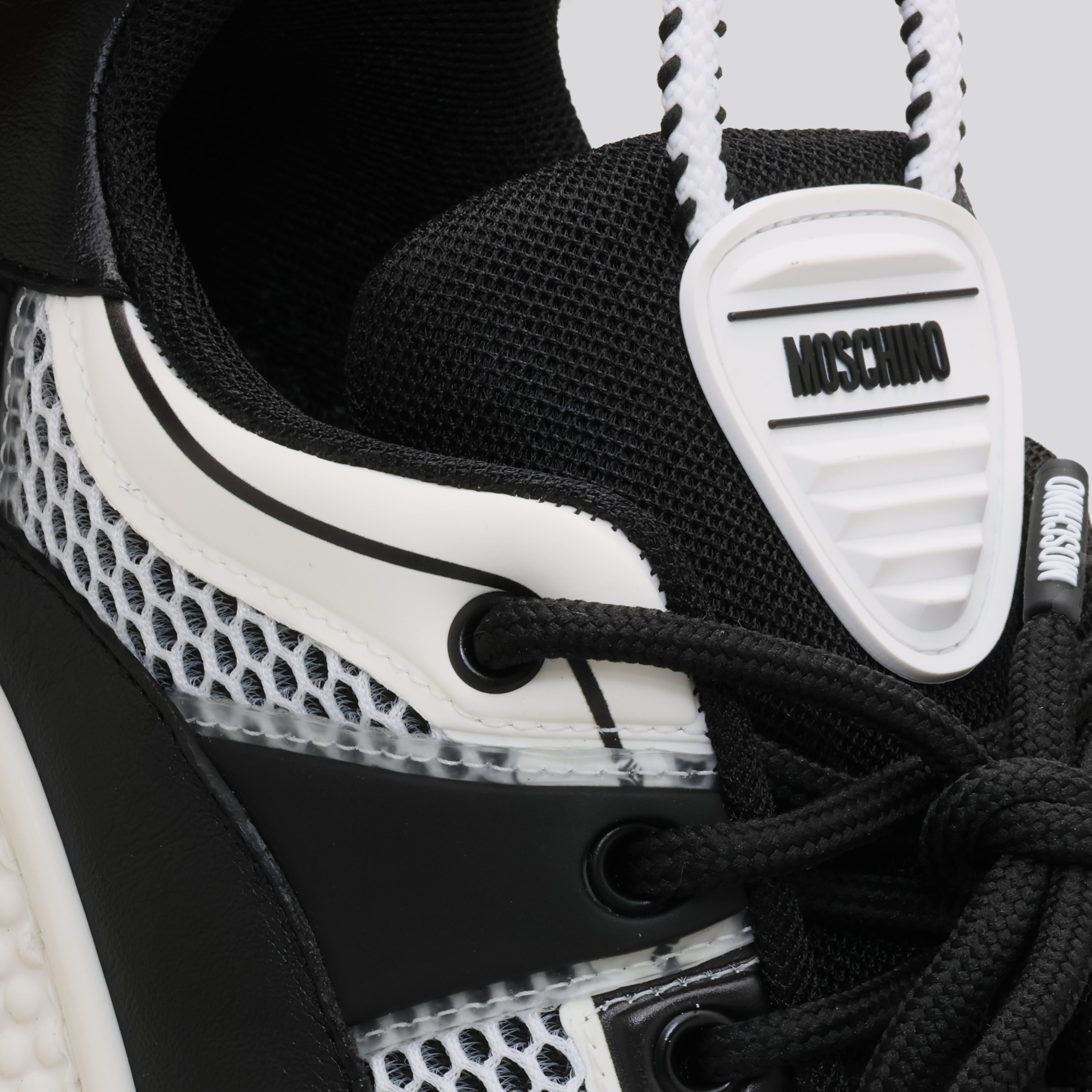 Sneakers Negros Moschino Embossed