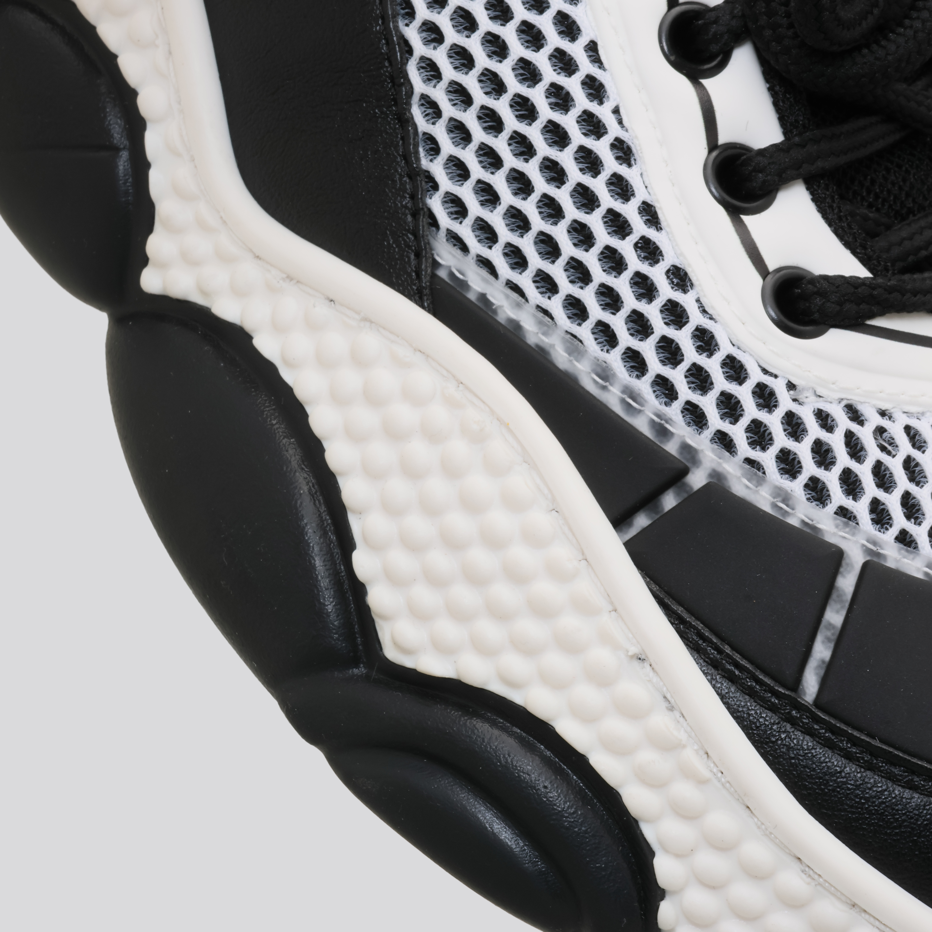 Sneakers Negros Moschino Embossed