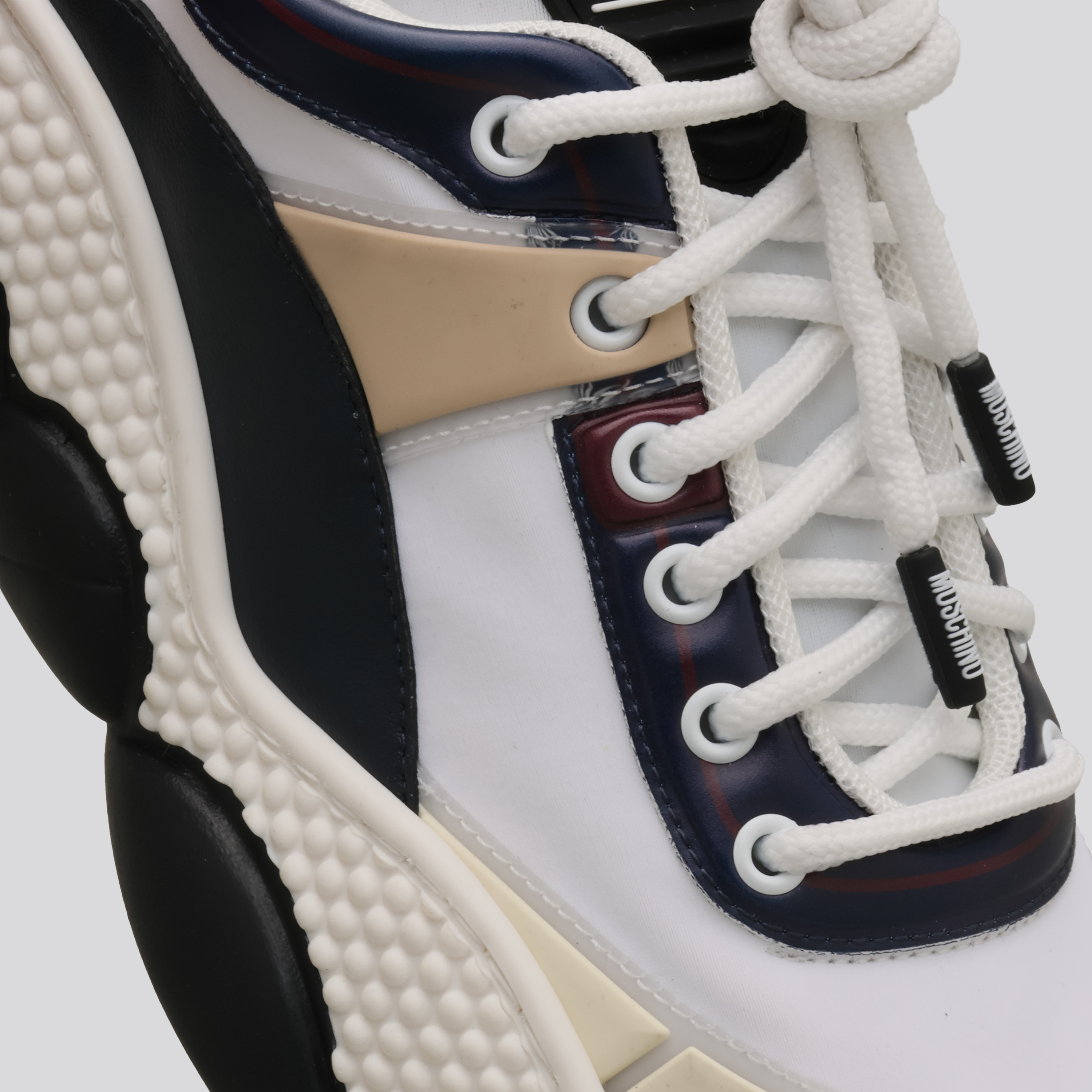 Sneakers Blancos Moschino Embossed
