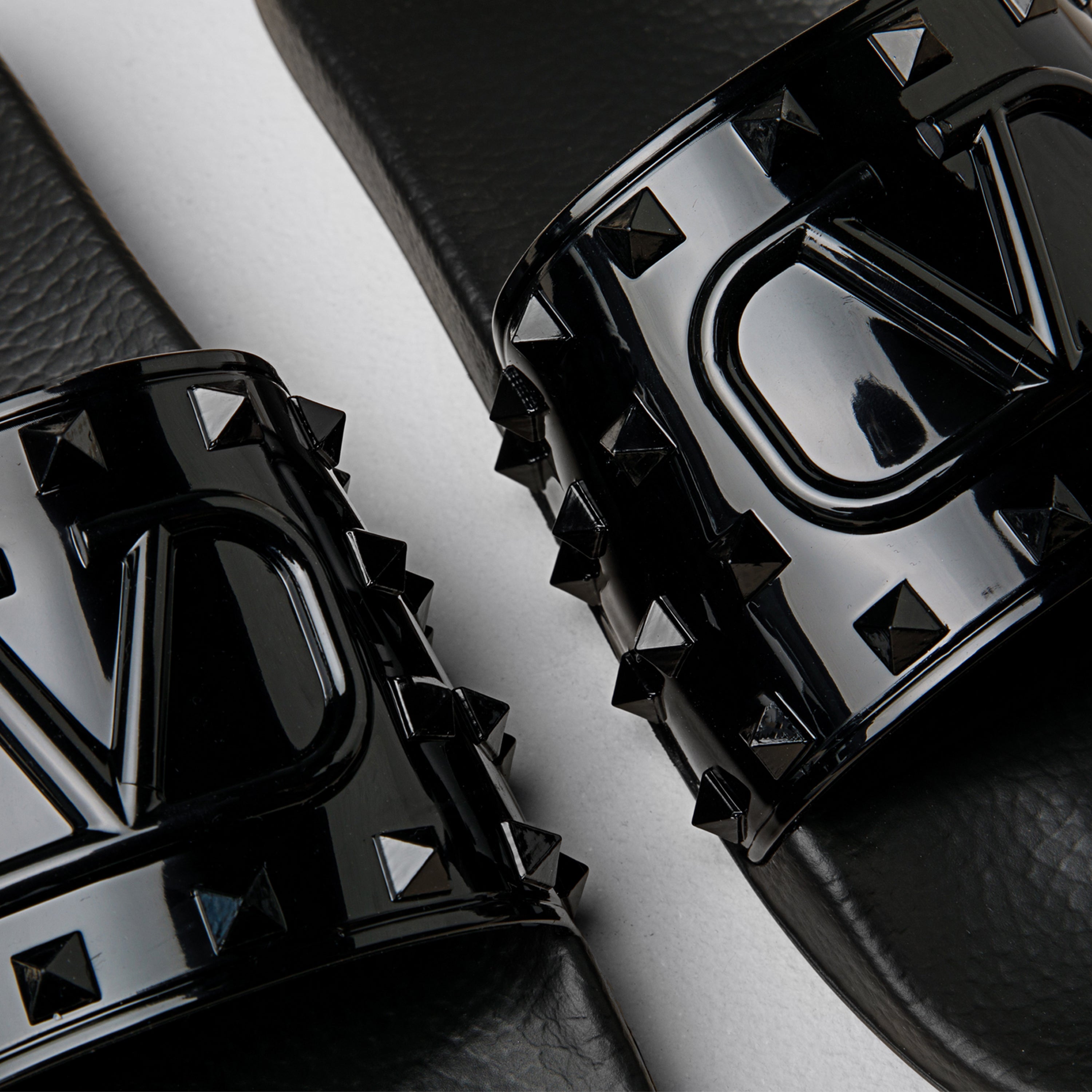 Sandalias Negras Valentino Vlogo Rockstuds