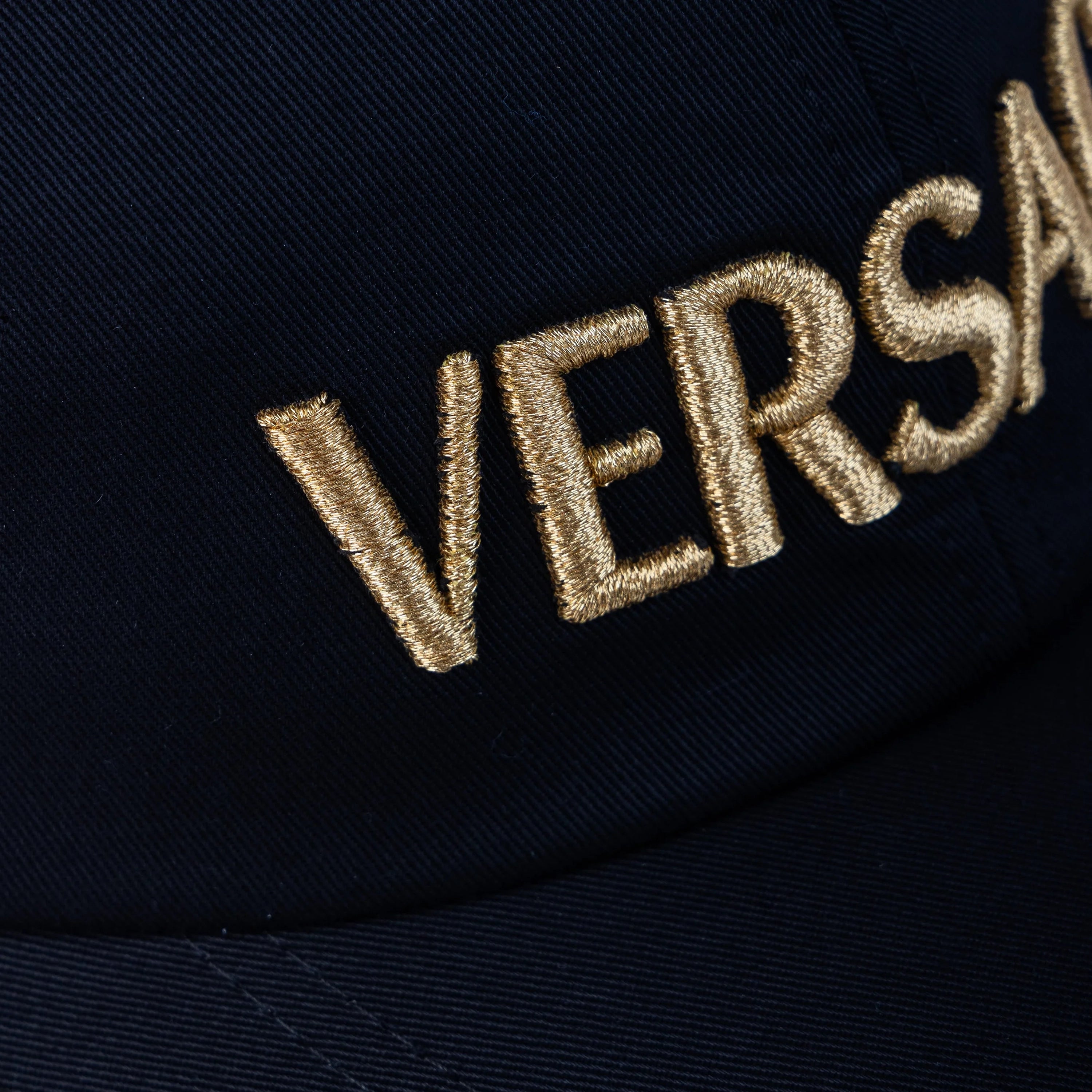 Gorra Negra Versace Gold Logo