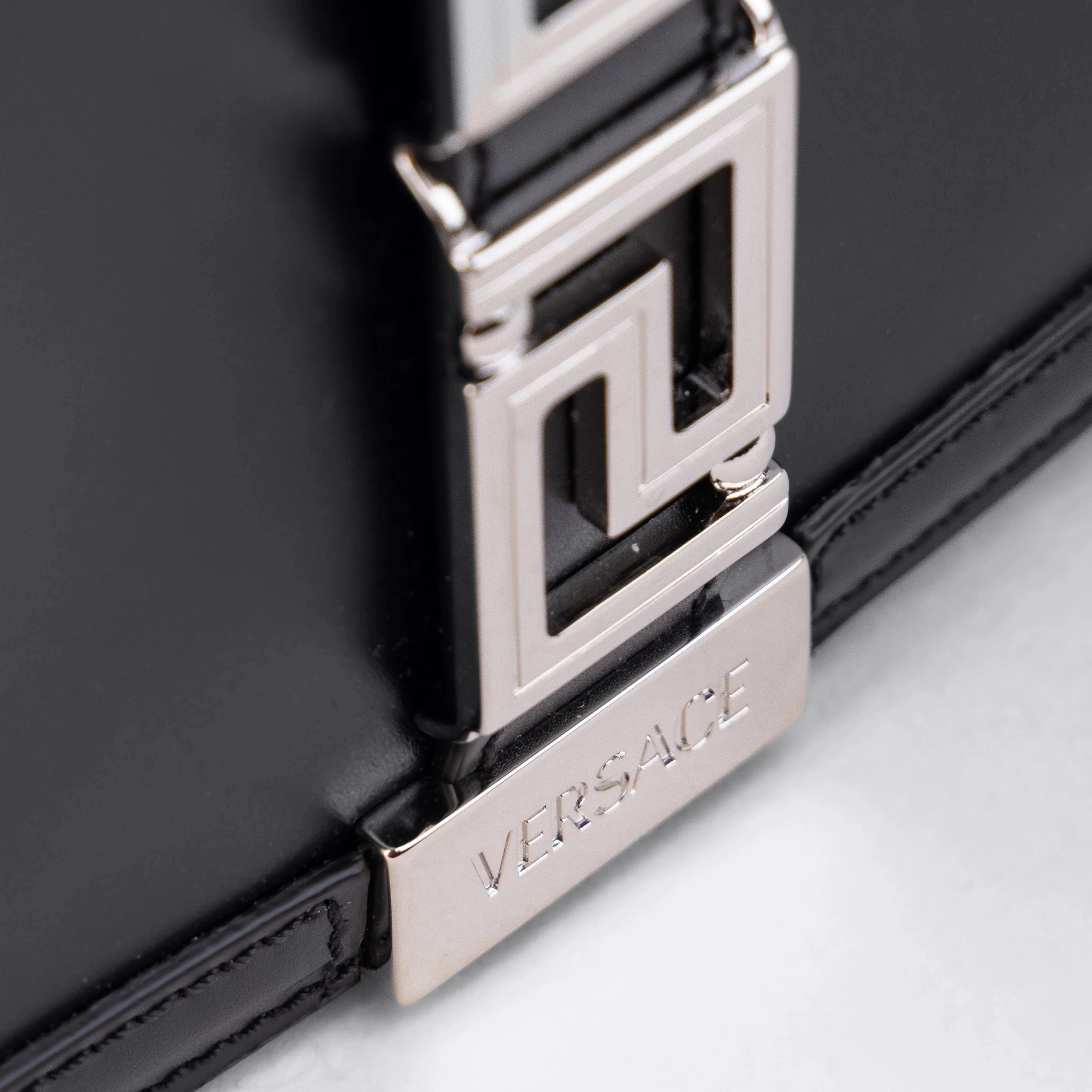 Cartera Negra Versace Silver Greca Goddess