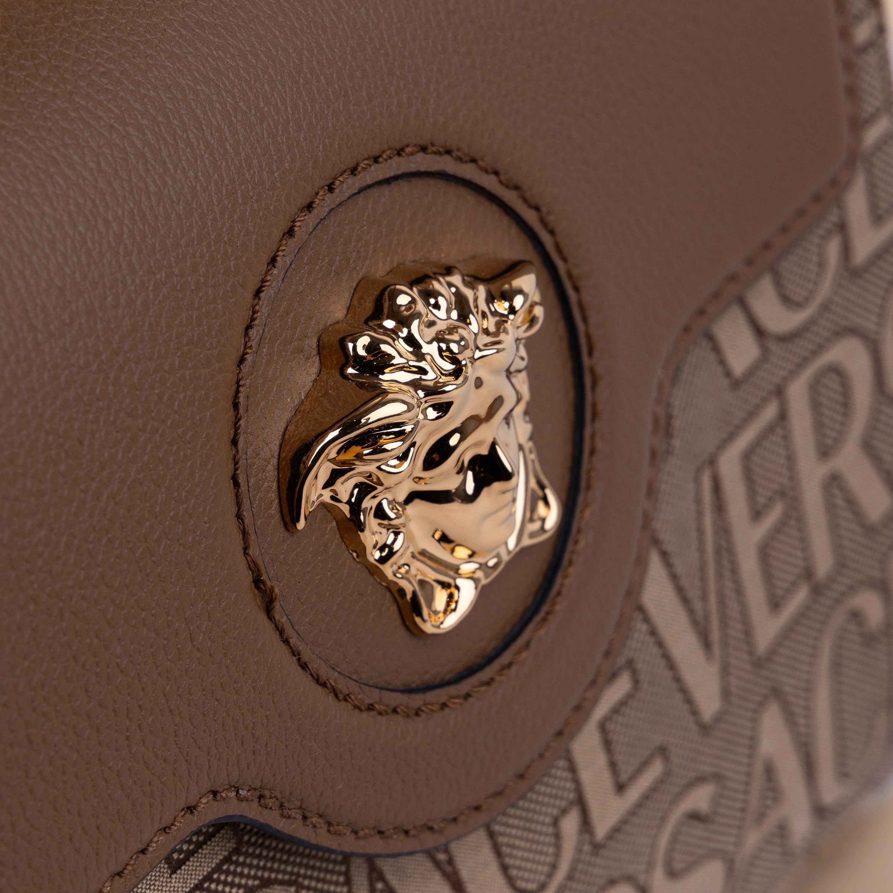 Cartera Café Versace Medium La Medusa Logo Plaque