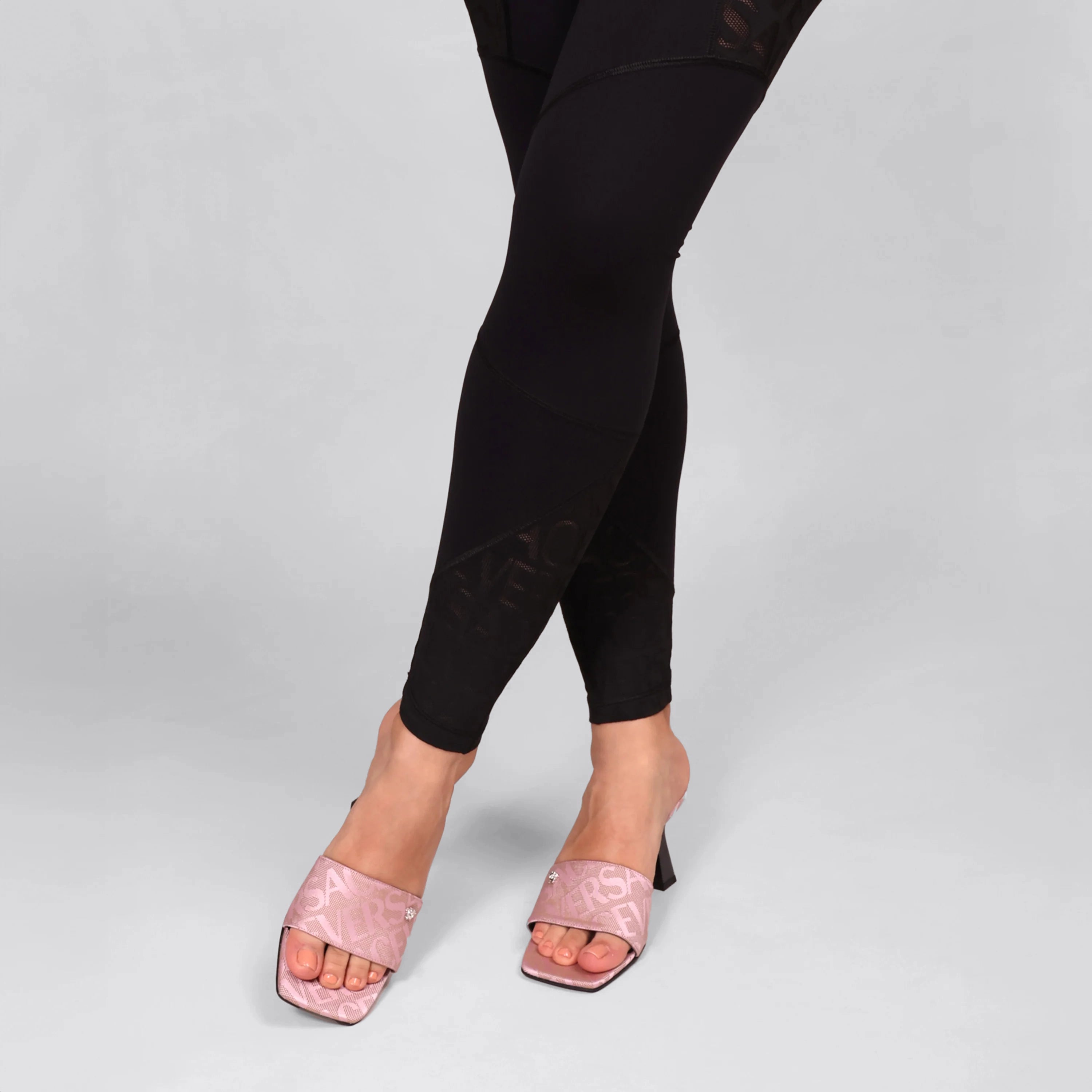 Sandalias de Tacón Rosadas Versace Monogram 80 mm