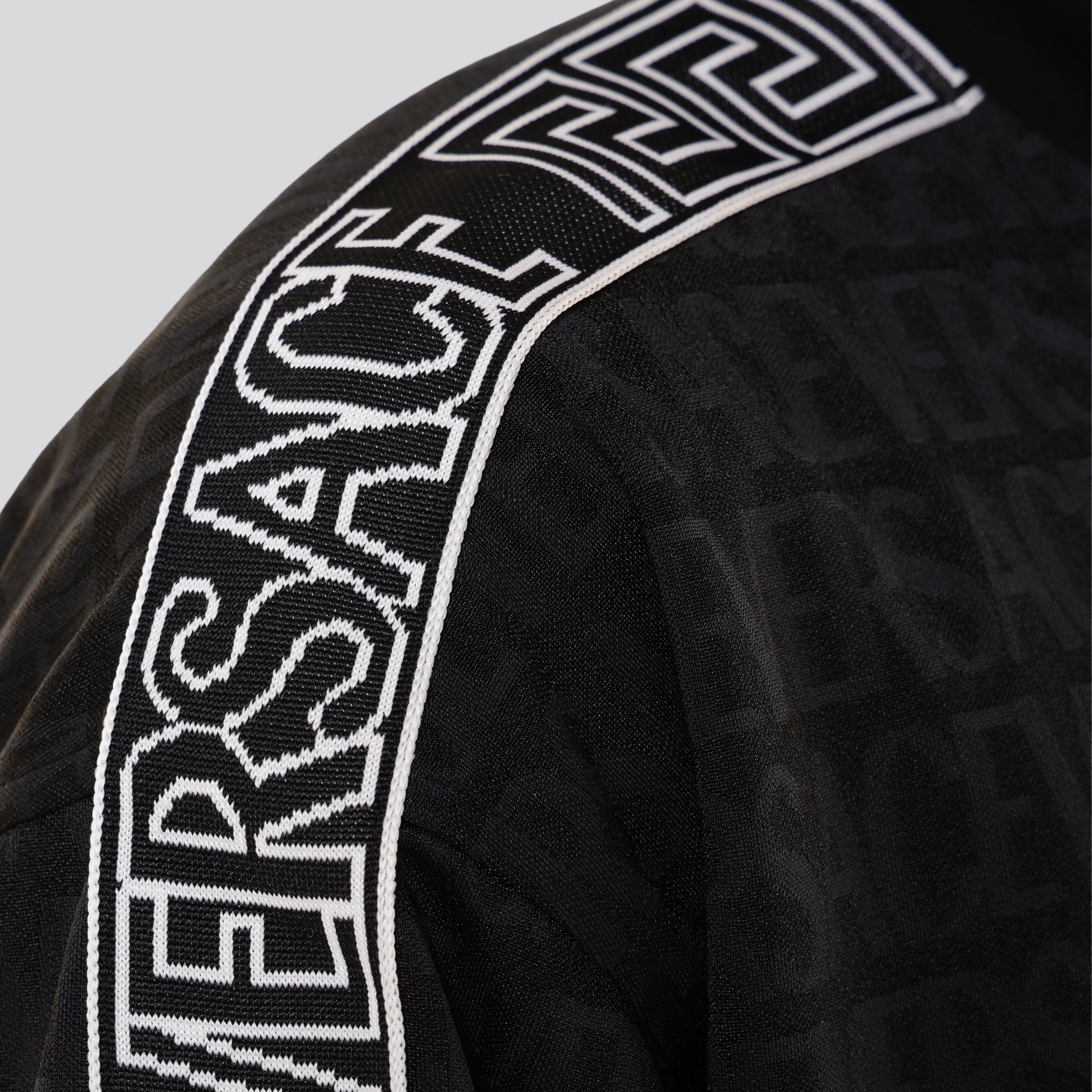 Chaqueta Negra Versace Greca Side Loco