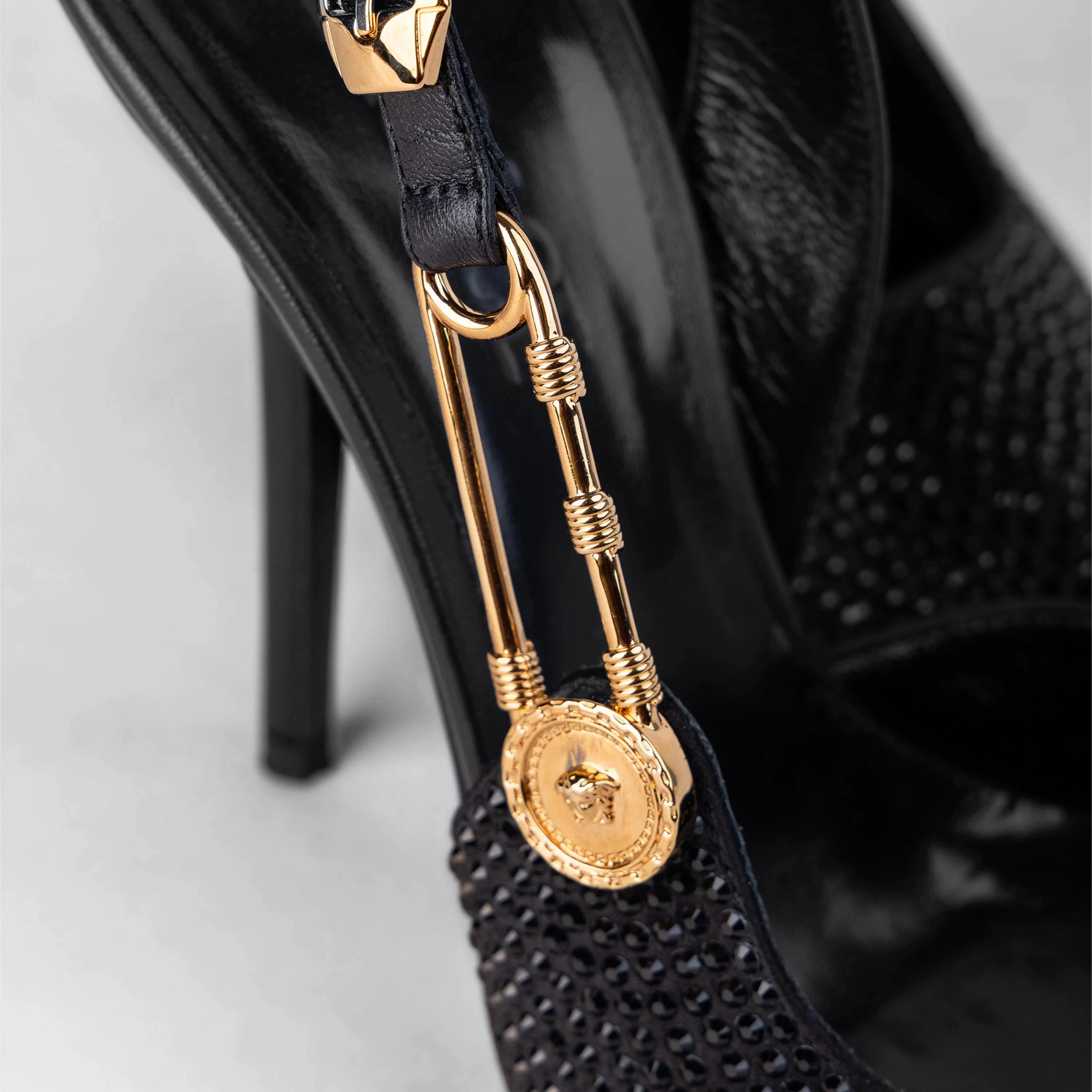 Tacones Negros Versace Rhinestones Safety-Pink 125 mm