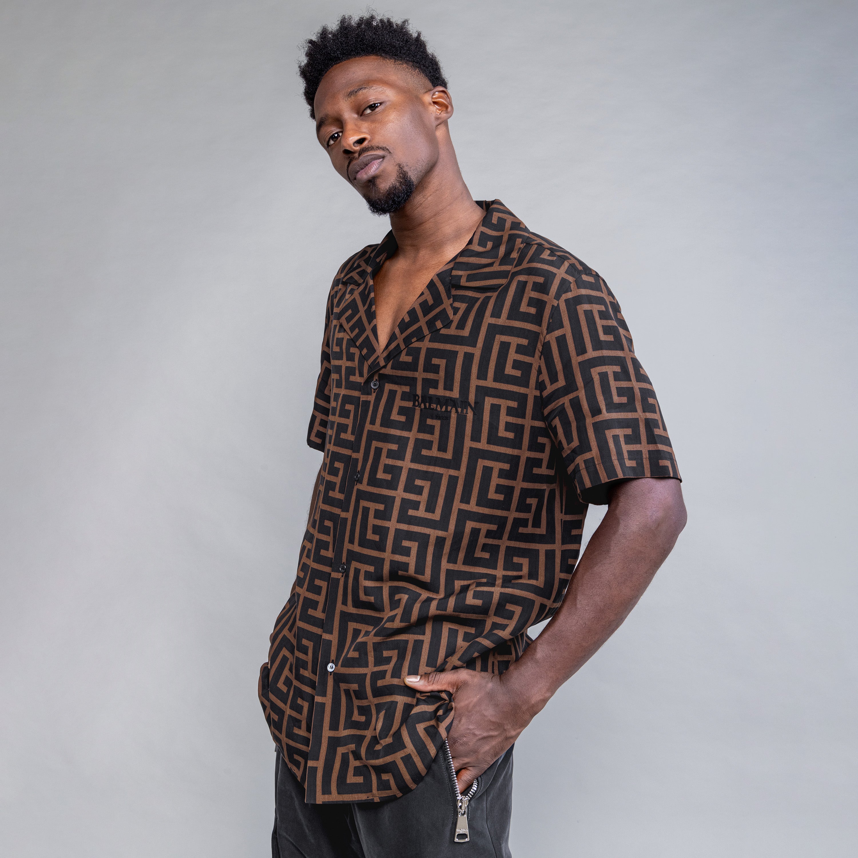 Camisa Negra Balmain PB Monogram No Sleeves