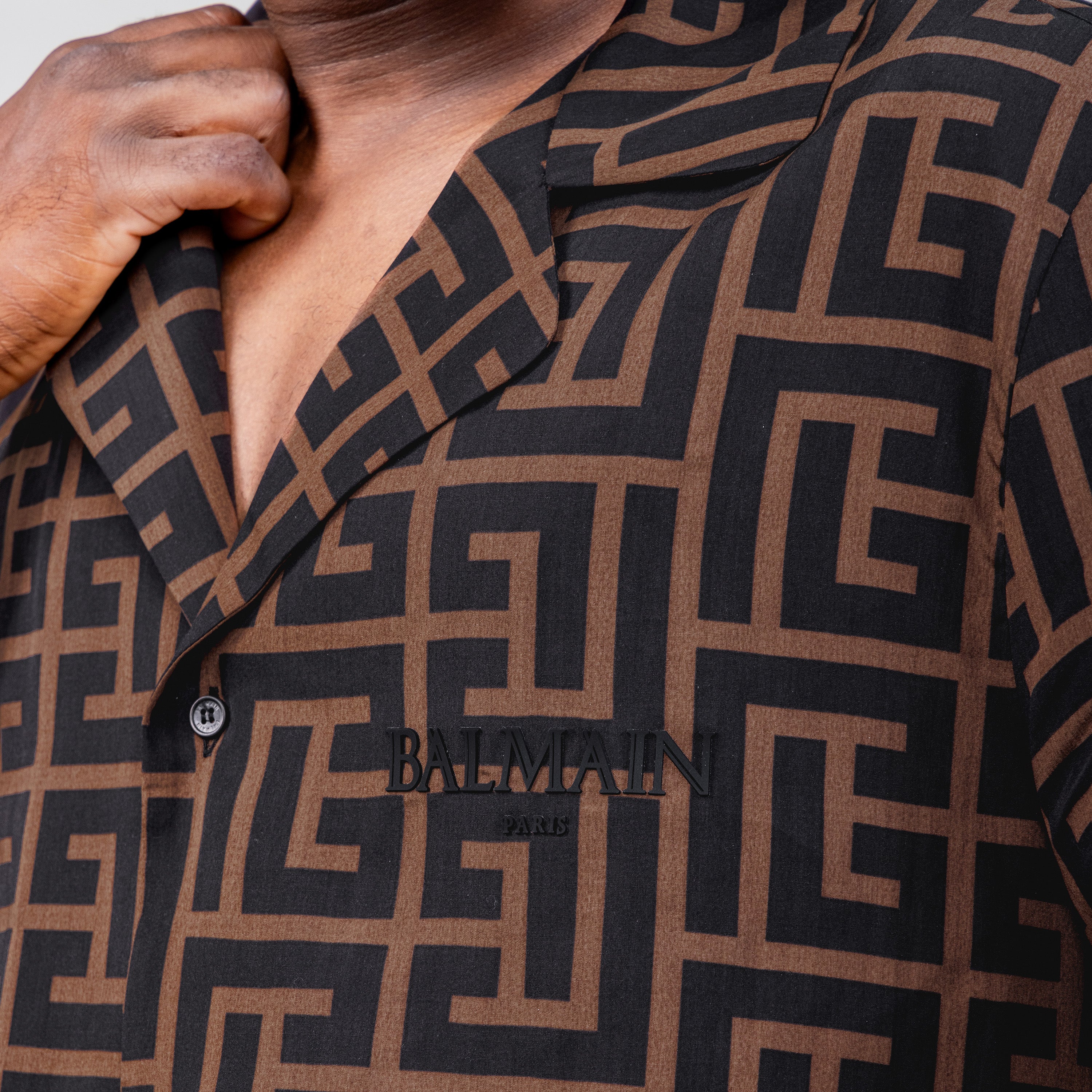 Camisa Negra Balmain PB Monogram No Sleeves