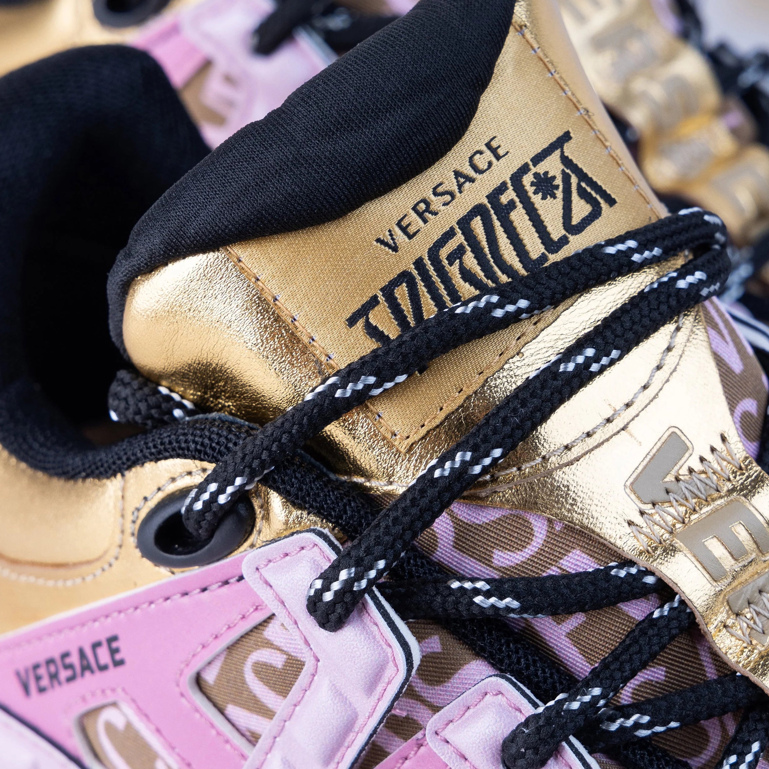 Sneakers Rosado Versace Gold Monogram Trigreca