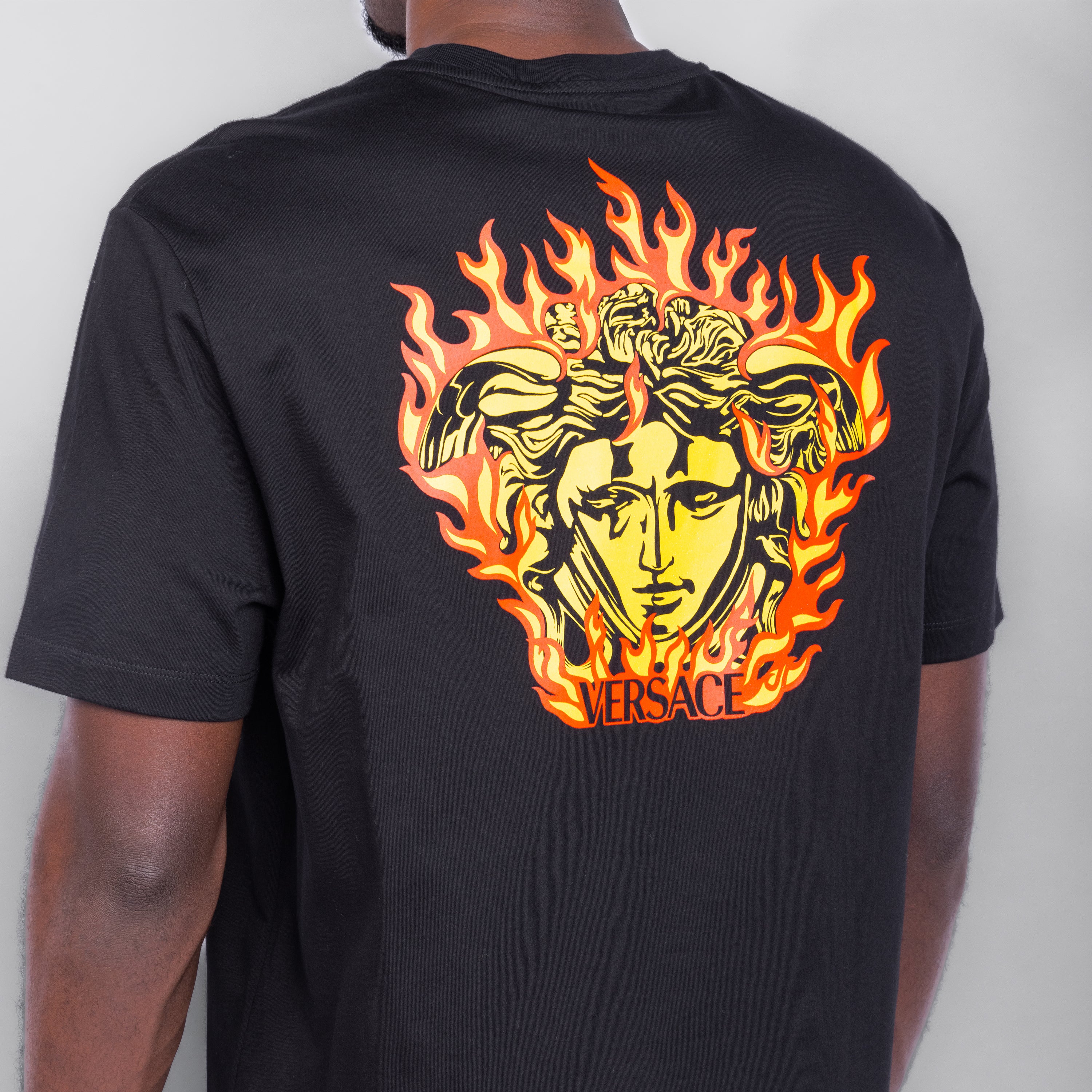 Camiseta Negra Versace Back Medusa Fire
