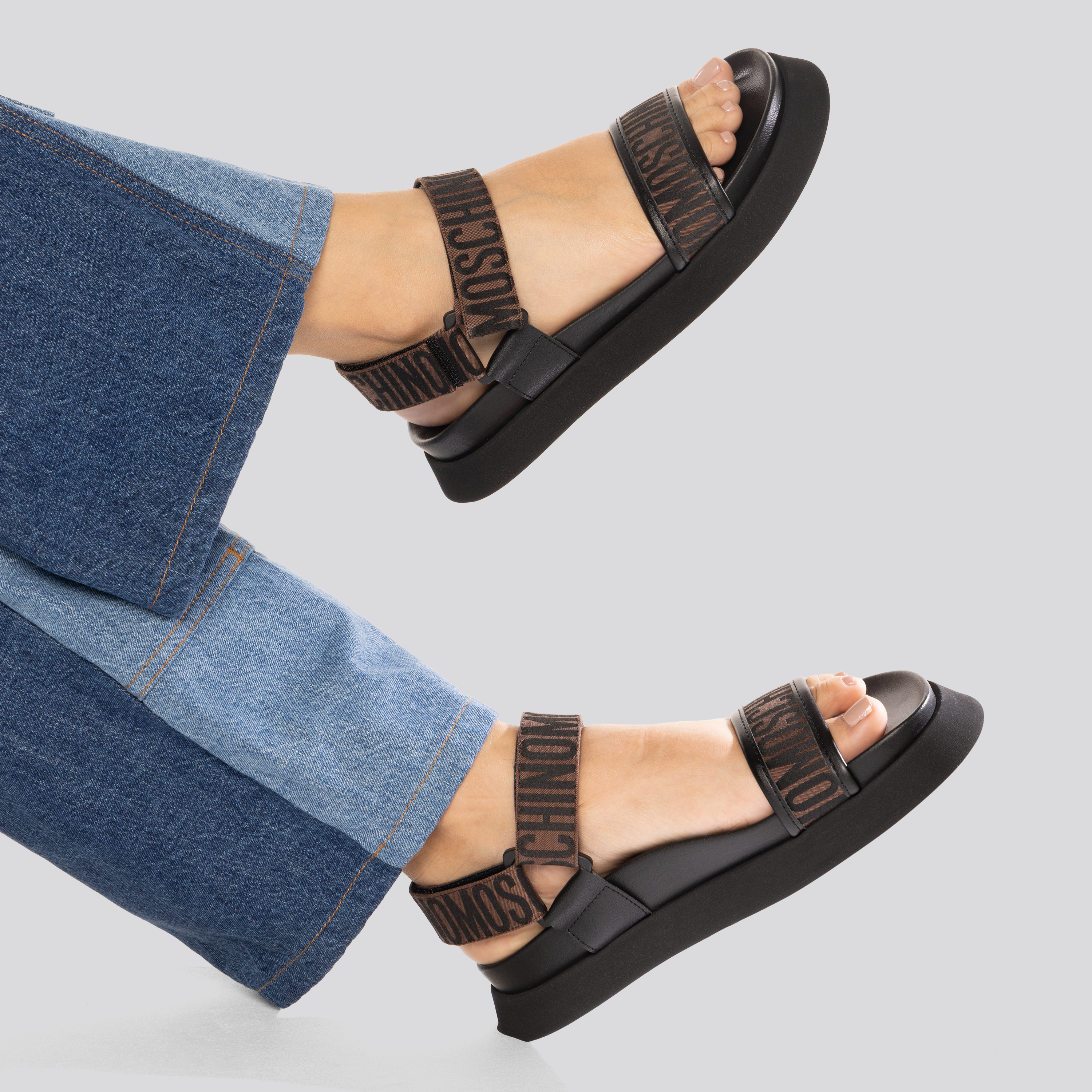 Sandalias Negras Moschino Monogram Lace