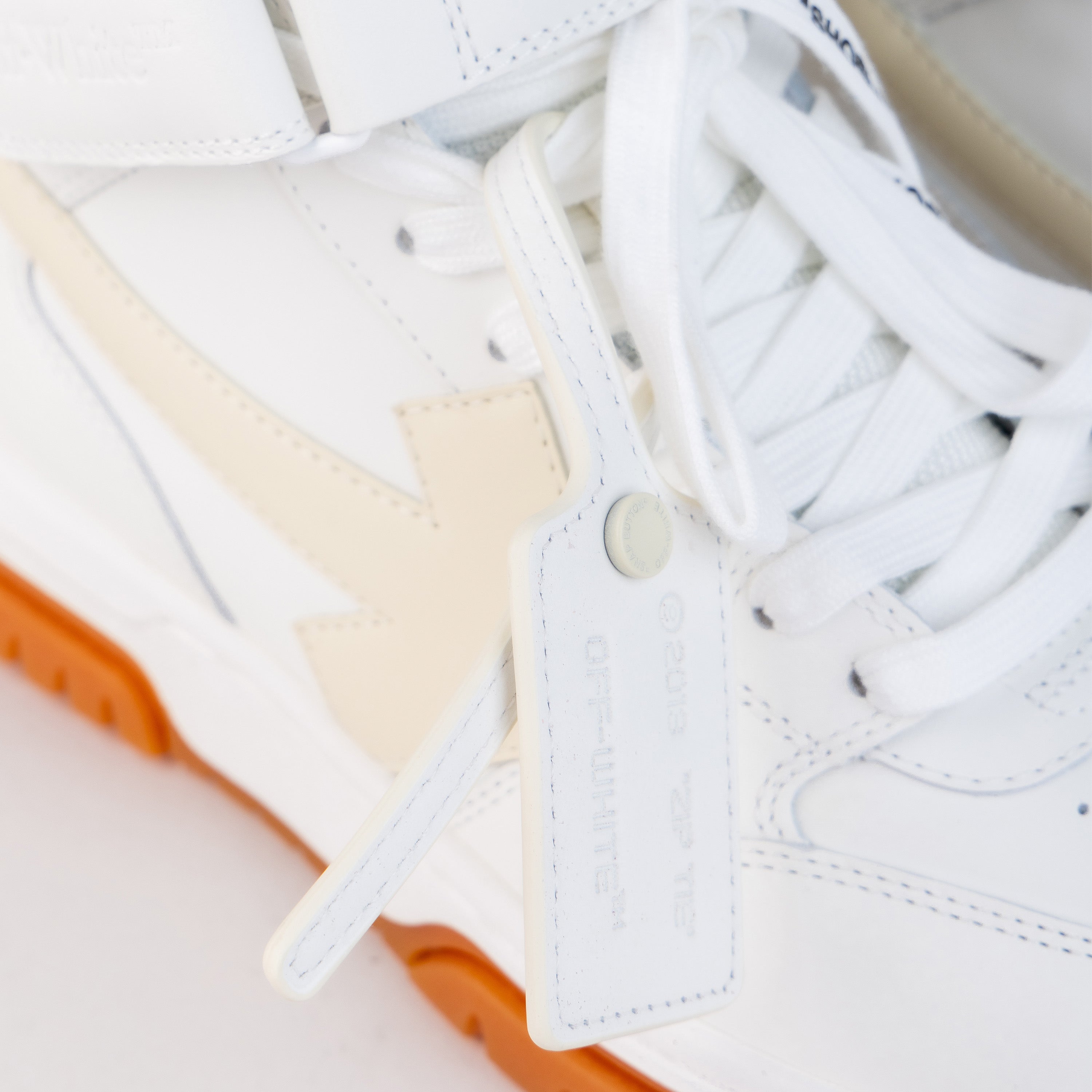 Sneakers High Top Blancos Beige Off-White "OOO"