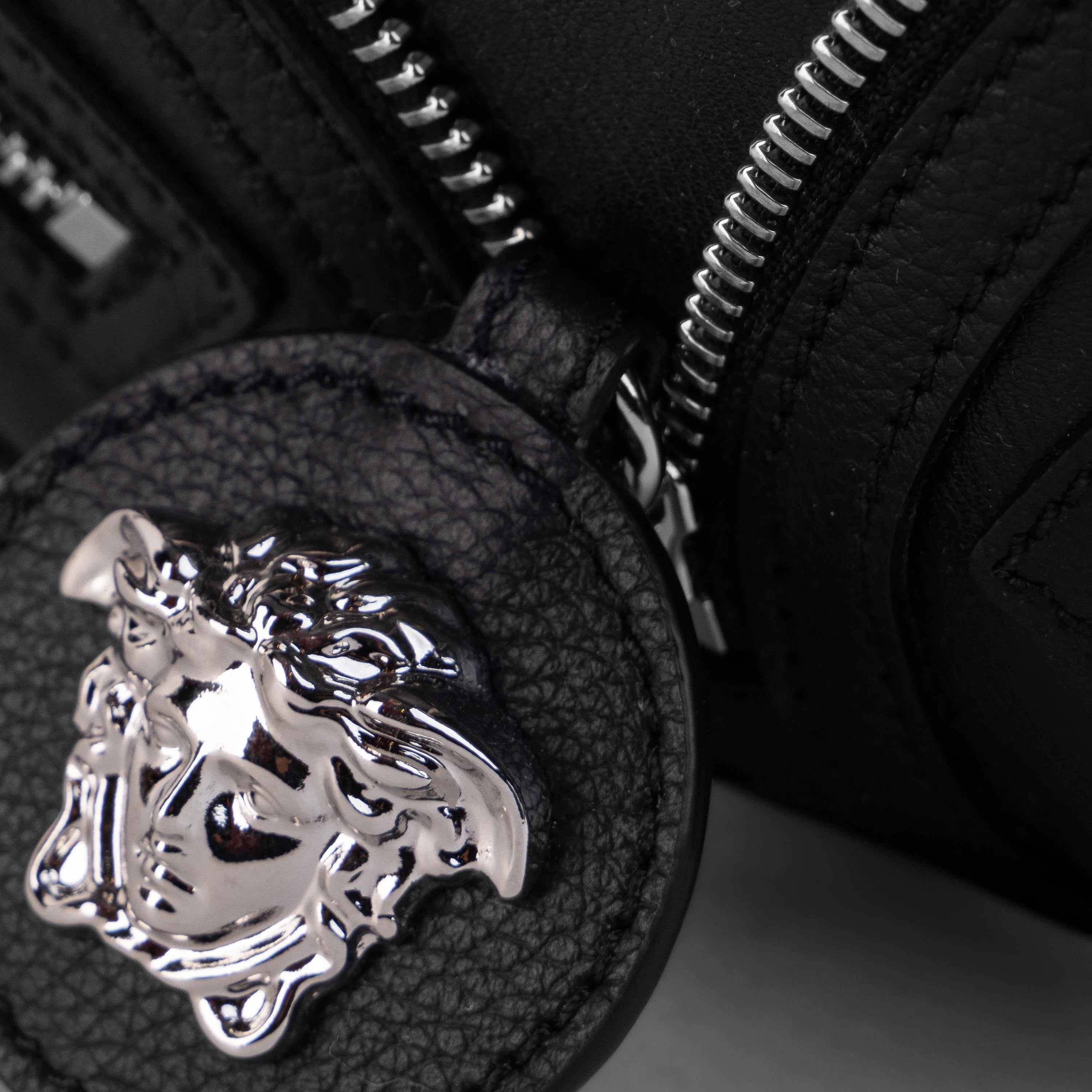 Cartera Negra Versace Medium Repeat