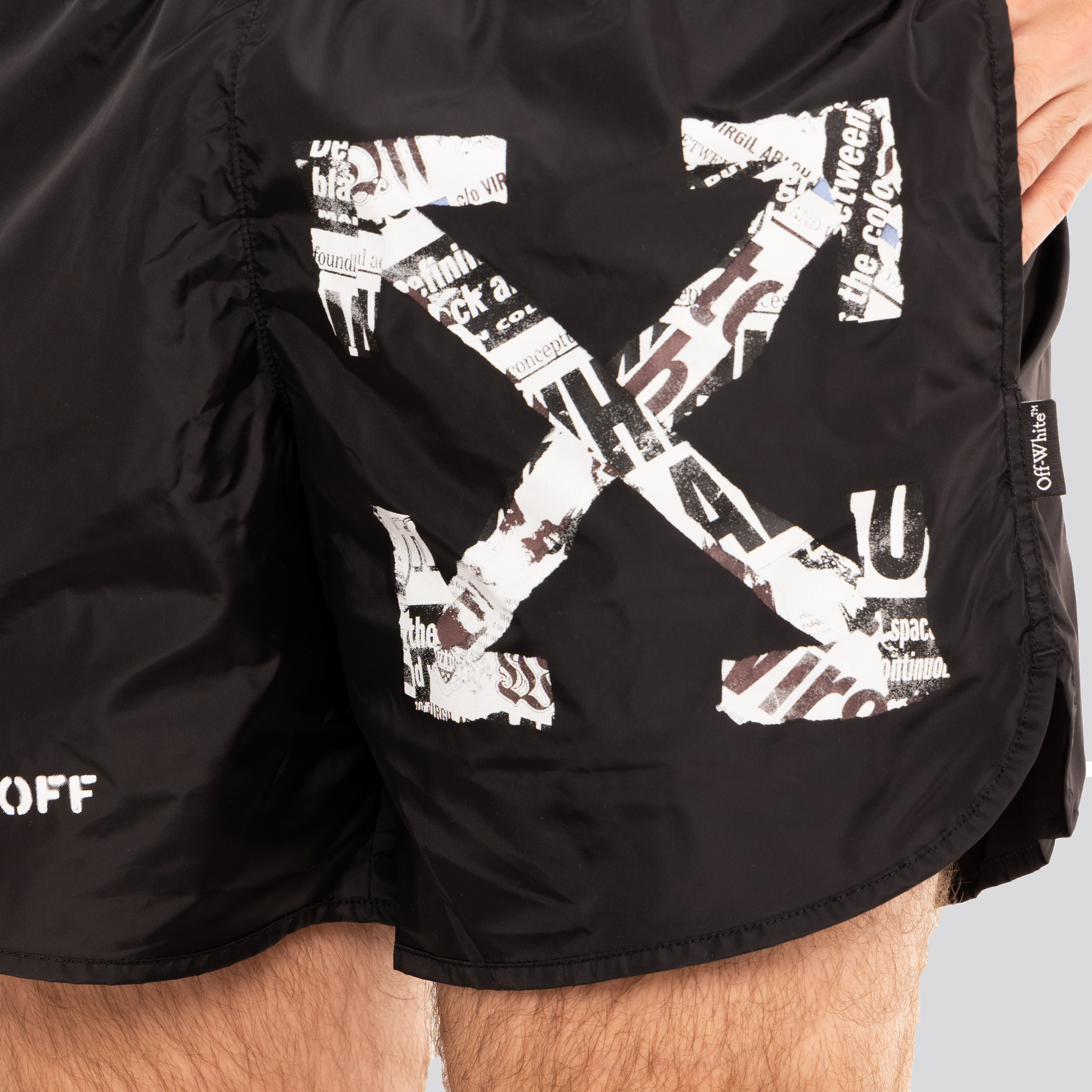 Pantaloneta Negra Off-White Newspaper